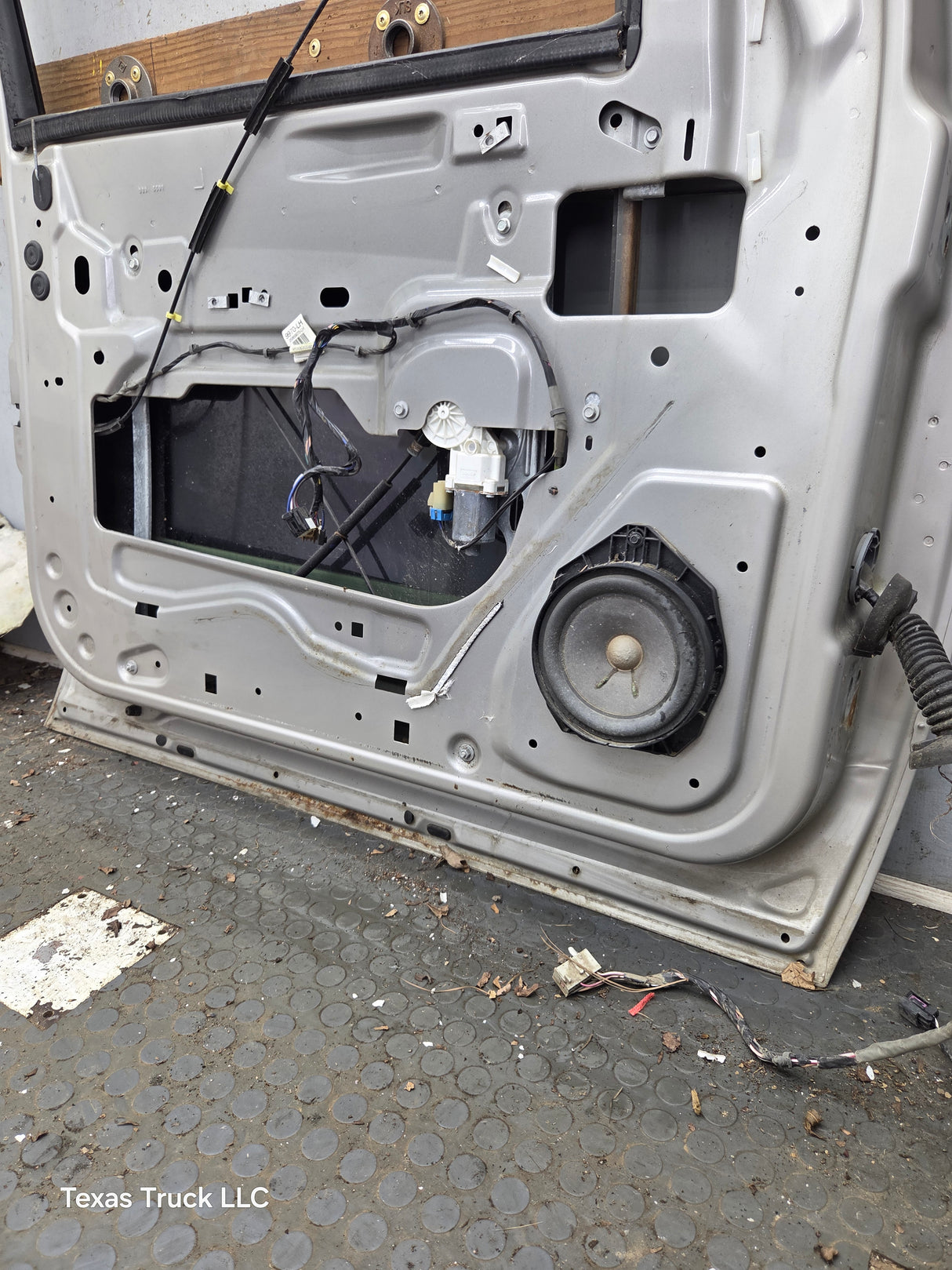 2007-2011 Cadillac Escalade LH Front Driver Side Door