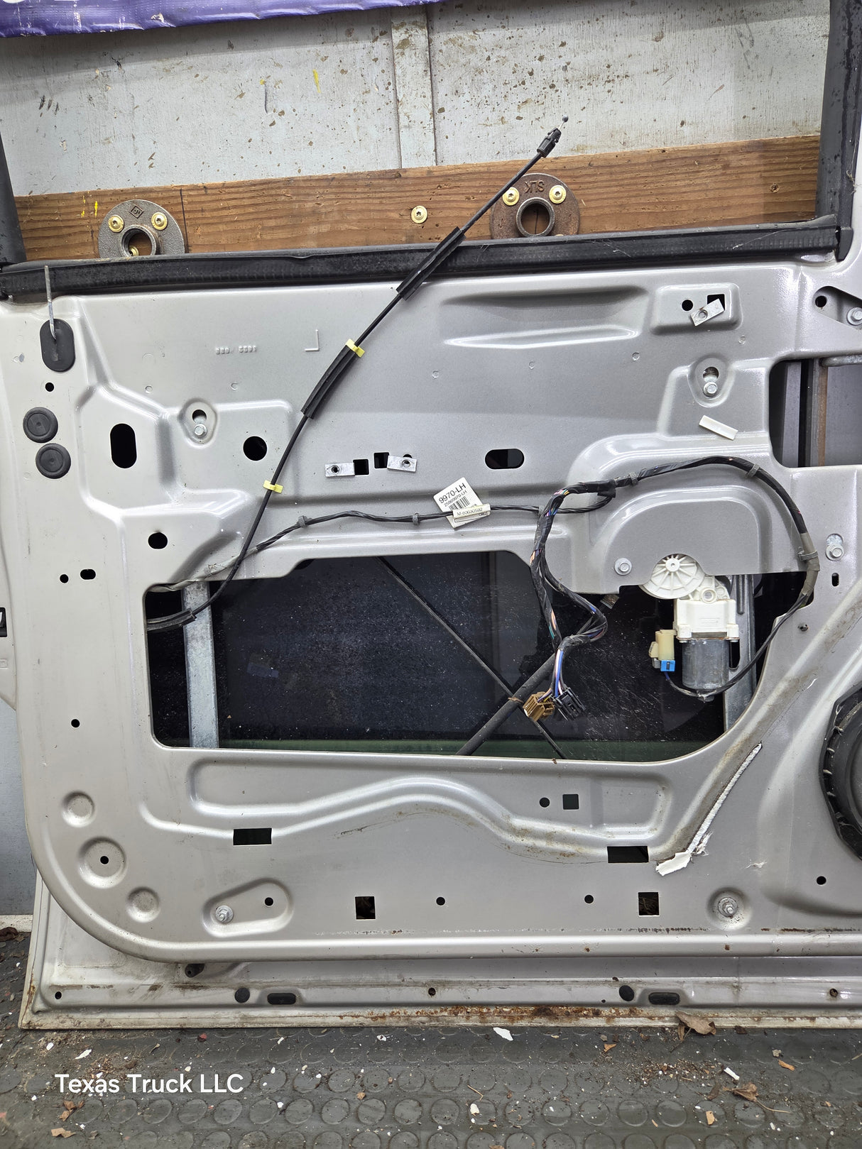 2007-2011 Cadillac Escalade LH Front Driver Side Door