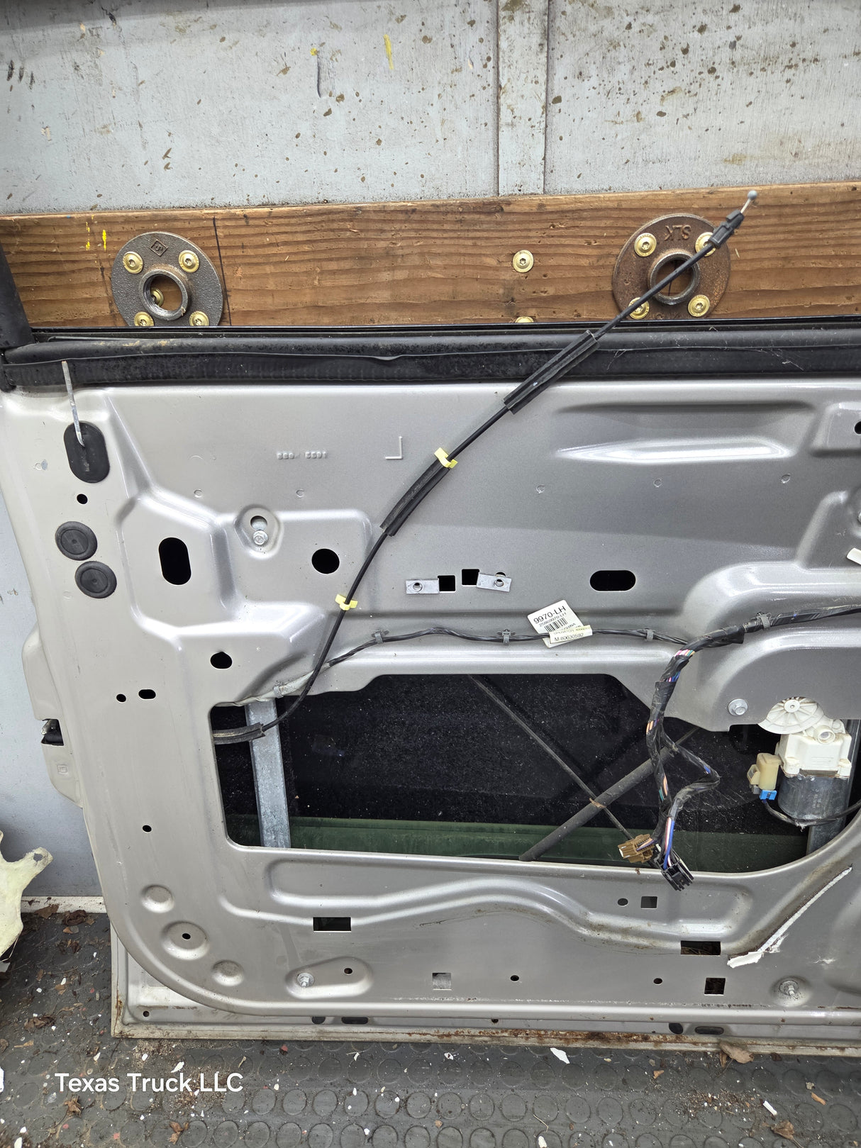2007-2011 Cadillac Escalade LH Front Driver Side Door