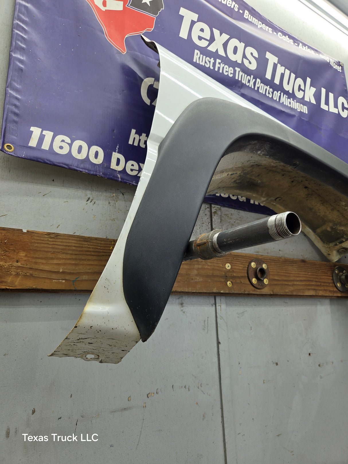 2003-2007 Chevrolet Silverado / Tahoe / Suburban 1500 2500 3500 HD RH Passenger Side "Cateye" Front Fender