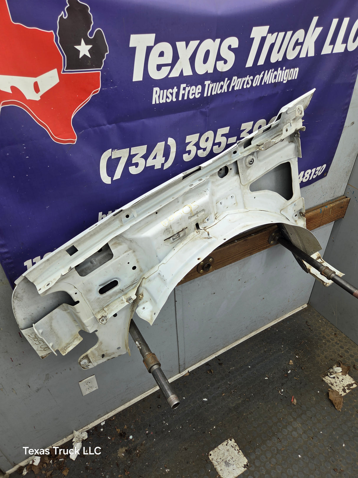 2003-2007 Chevrolet Silverado / Tahoe / Suburban 1500 2500 3500 HD RH Passenger Side "Cateye" Front Fender