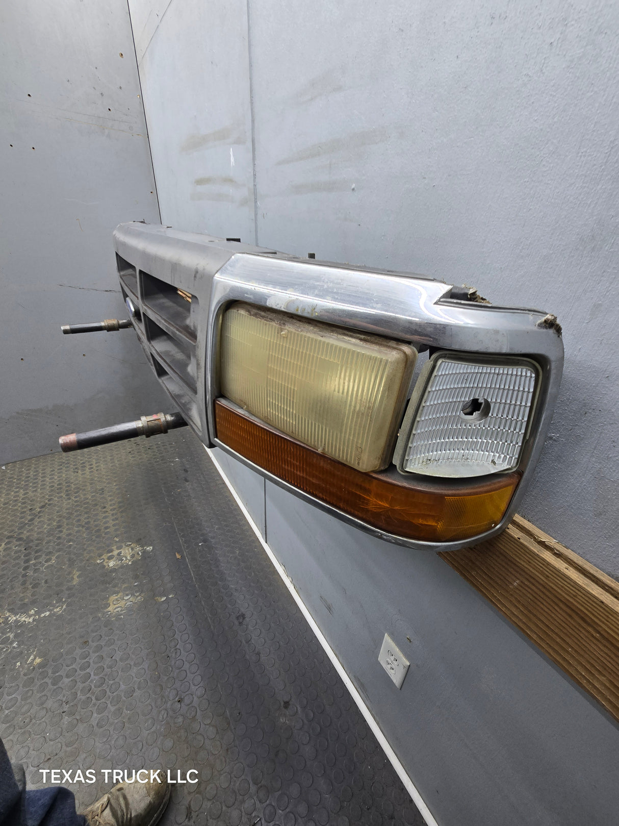 1992-1997 Ford F150 F250 F350 F450 F550 Grill With Headlights