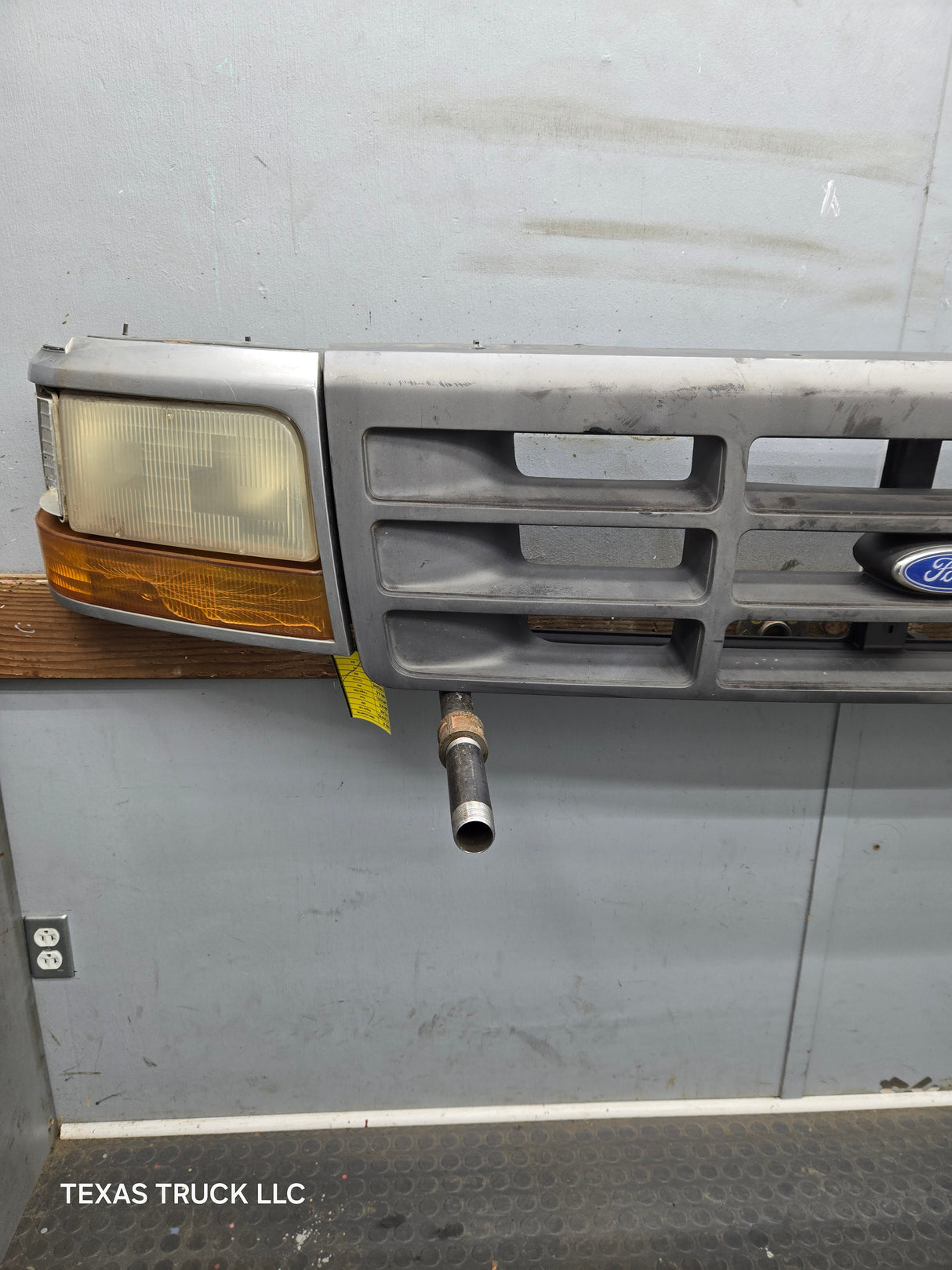 1992-1997 Ford F150 F250 F350 F450 F550 Grill With Headlights