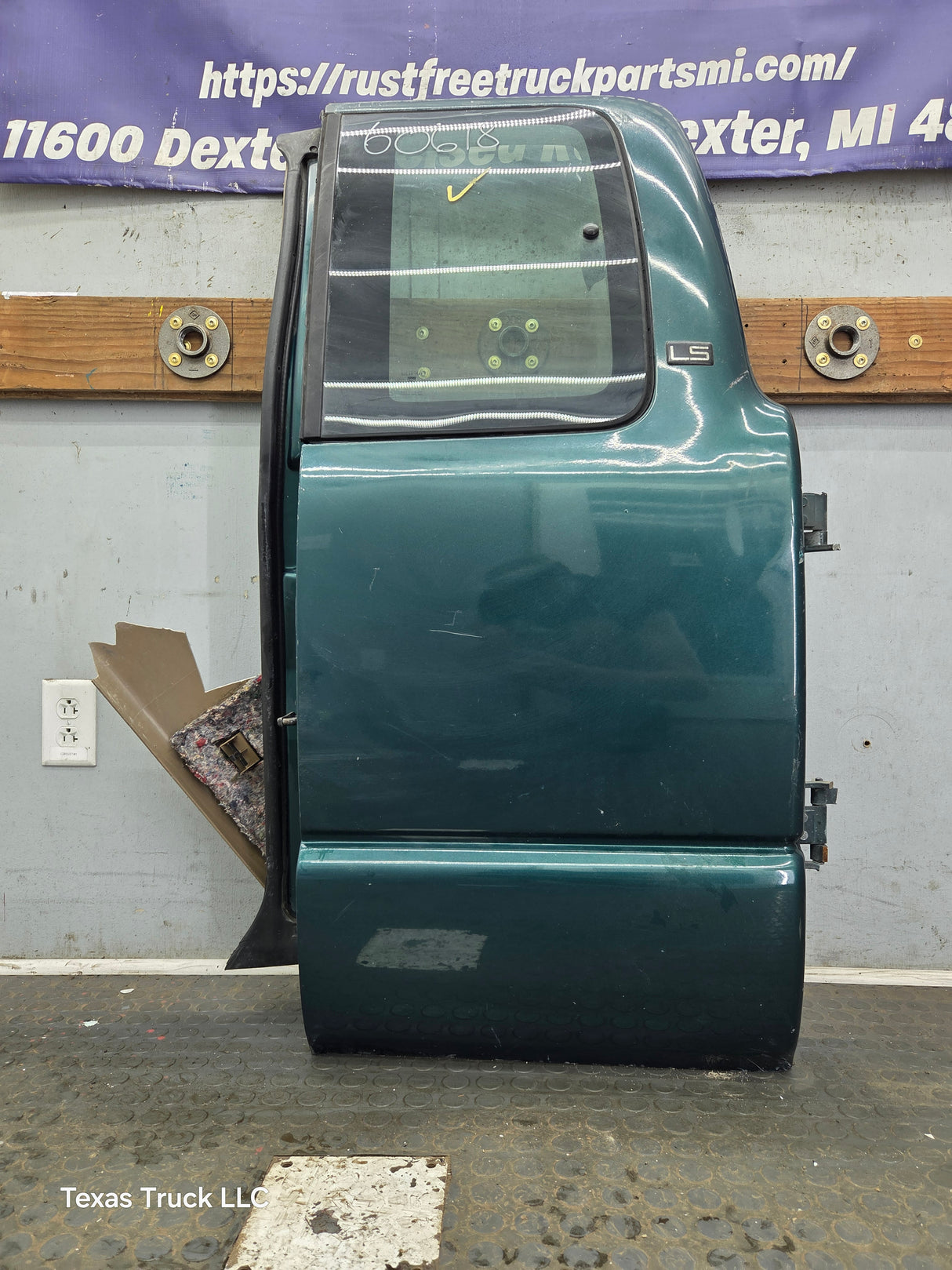 1996-2004 Chevrolet S10 / S15 / GMC Sonoma LH Driver Side Extended Cab Door