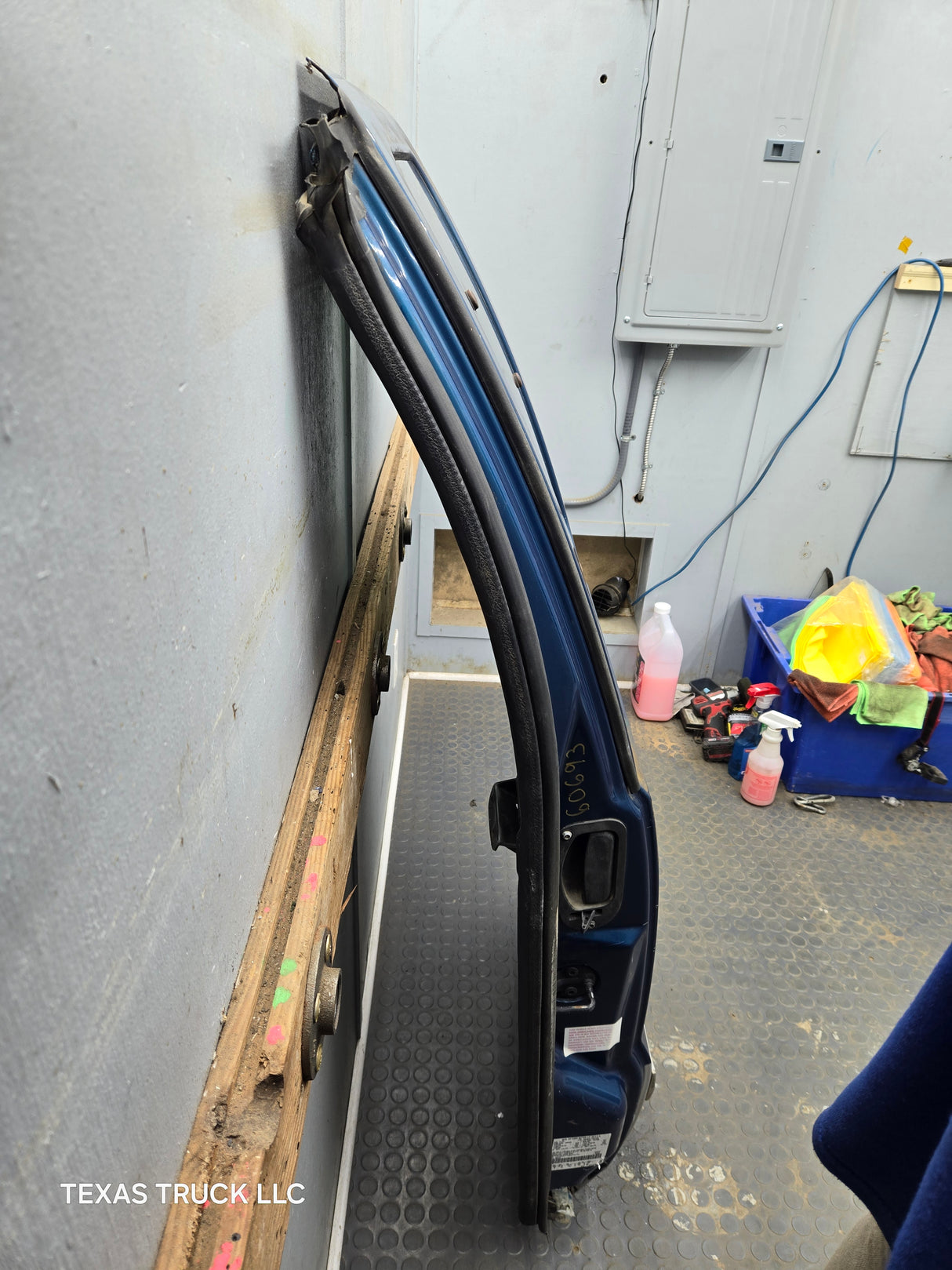 1999-2007 Ford Super Duty F250 F350 F450 F550 LH Extended Cab Driver Side Rear Door