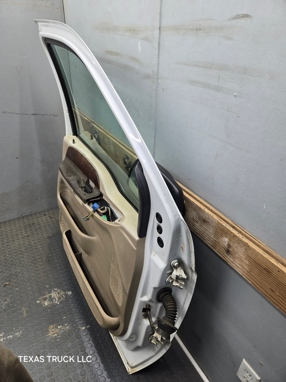1999-2011 Ford Super Duty LH Driver Side Front Door F250 F350 F450 F550