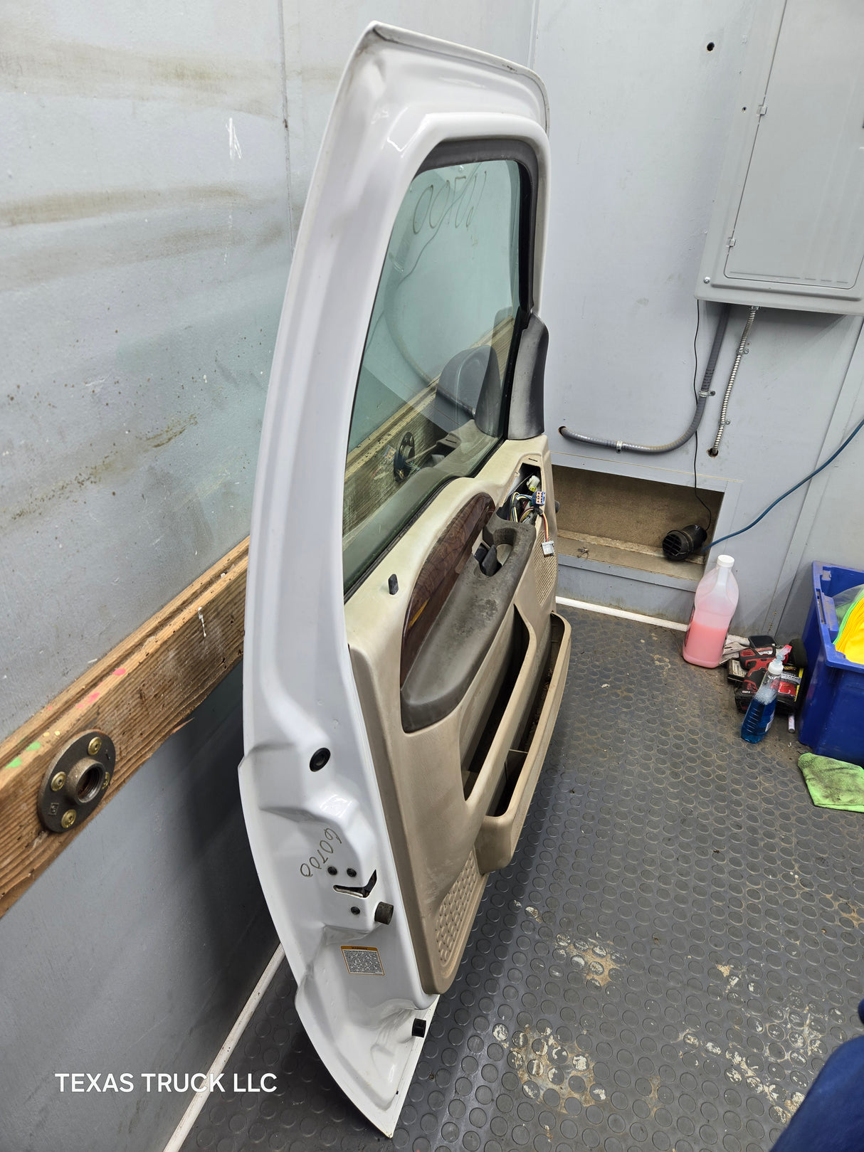 1999-2011 Ford Super Duty LH Driver Side Front Door F250 F350 F450 F550