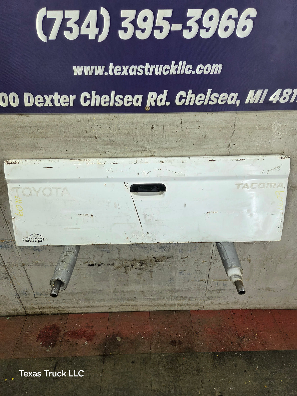 1995-2004 Toyota Tacoma Tailgate - White