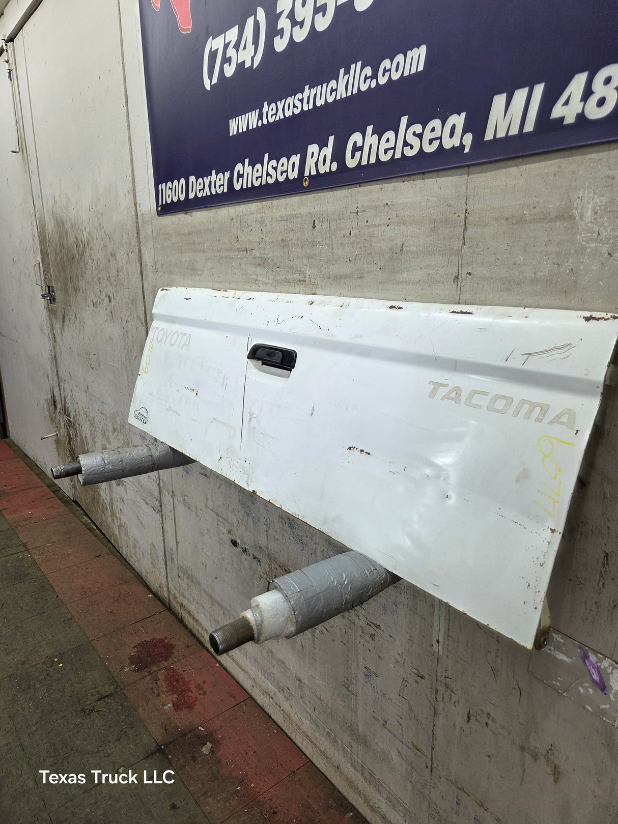 1995-2004 Toyota Tacoma Tailgate - White