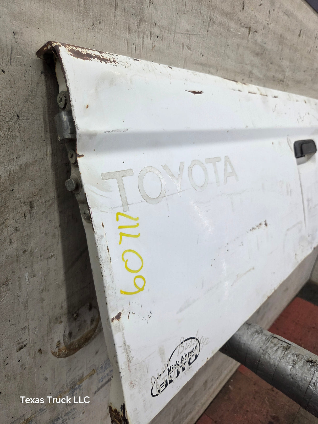 1995-2004 Toyota Tacoma Tailgate - White
