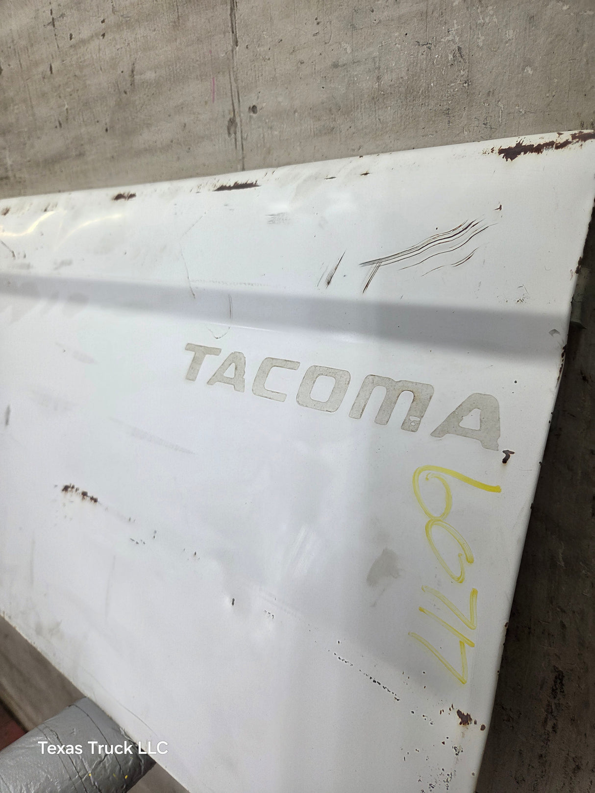 1995-2004 Toyota Tacoma Tailgate - White
