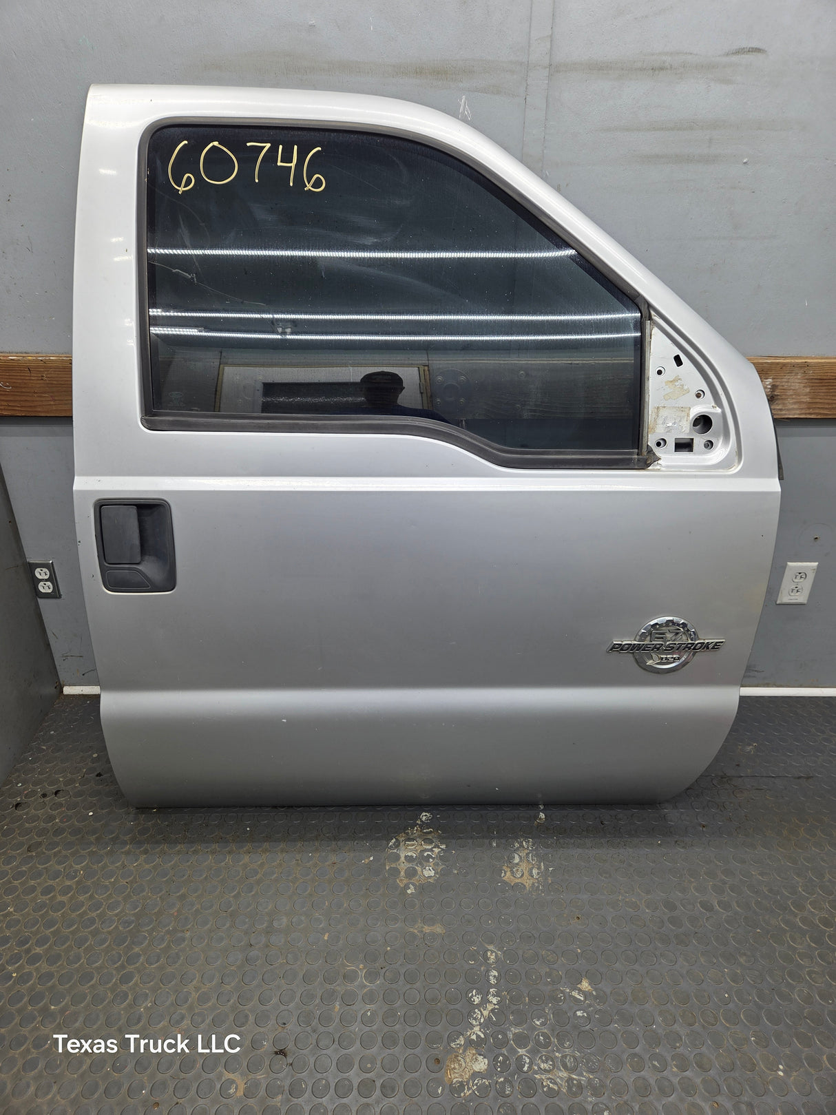2012-2016 Ford Super Duty RH Passenger Side Front Door F250 F350 F450 F550