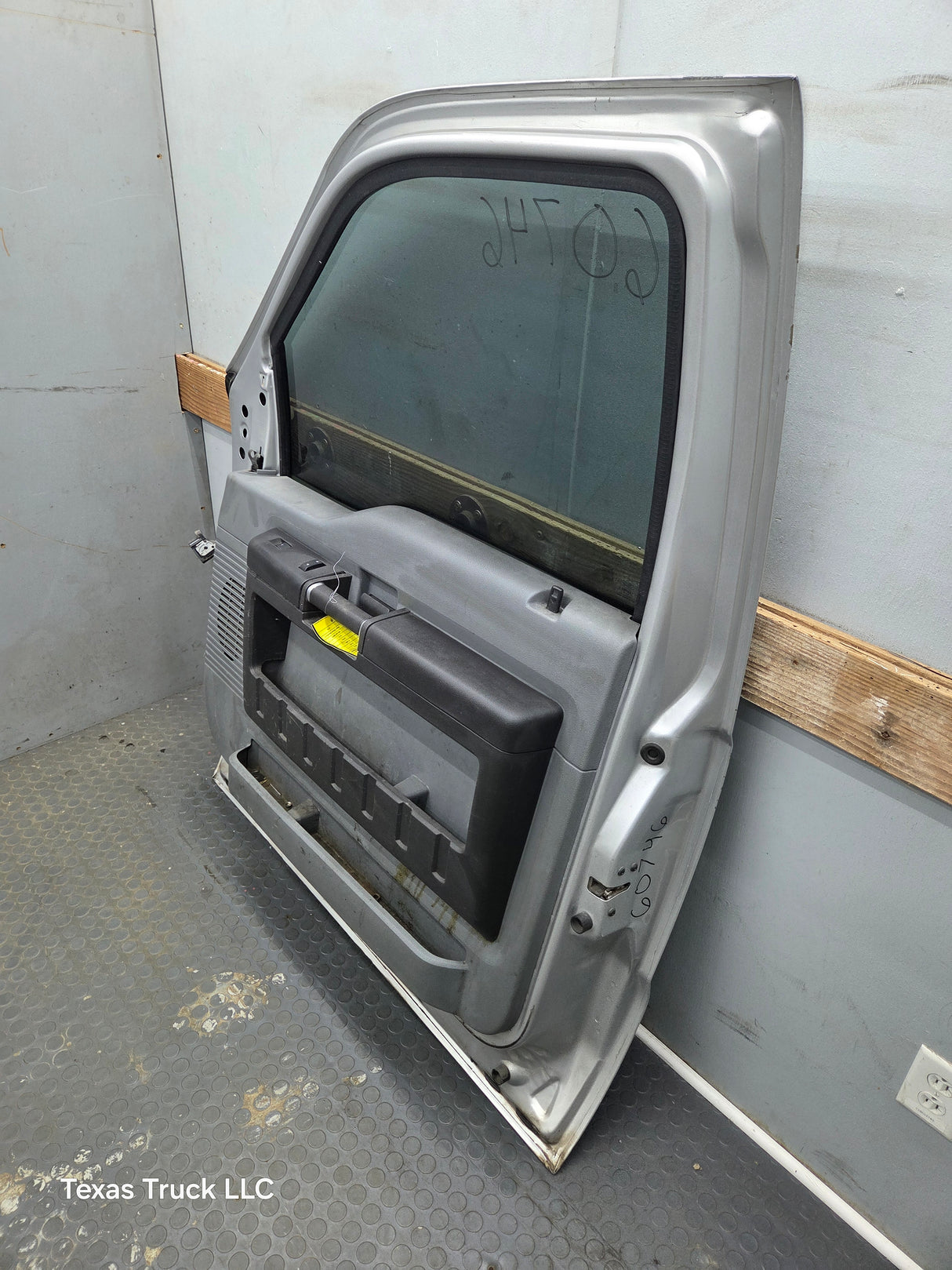 2012-2016 Ford Super Duty RH Passenger Side Front Door F250 F350 F450 F550