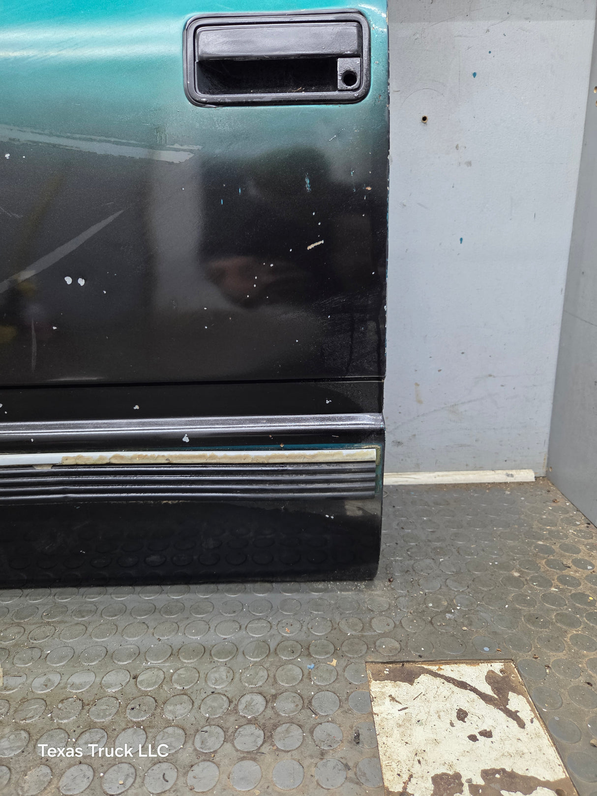 1988-2000 Chevrolet Silverado Suburban GMC Sierra LH Front Driver Side Door