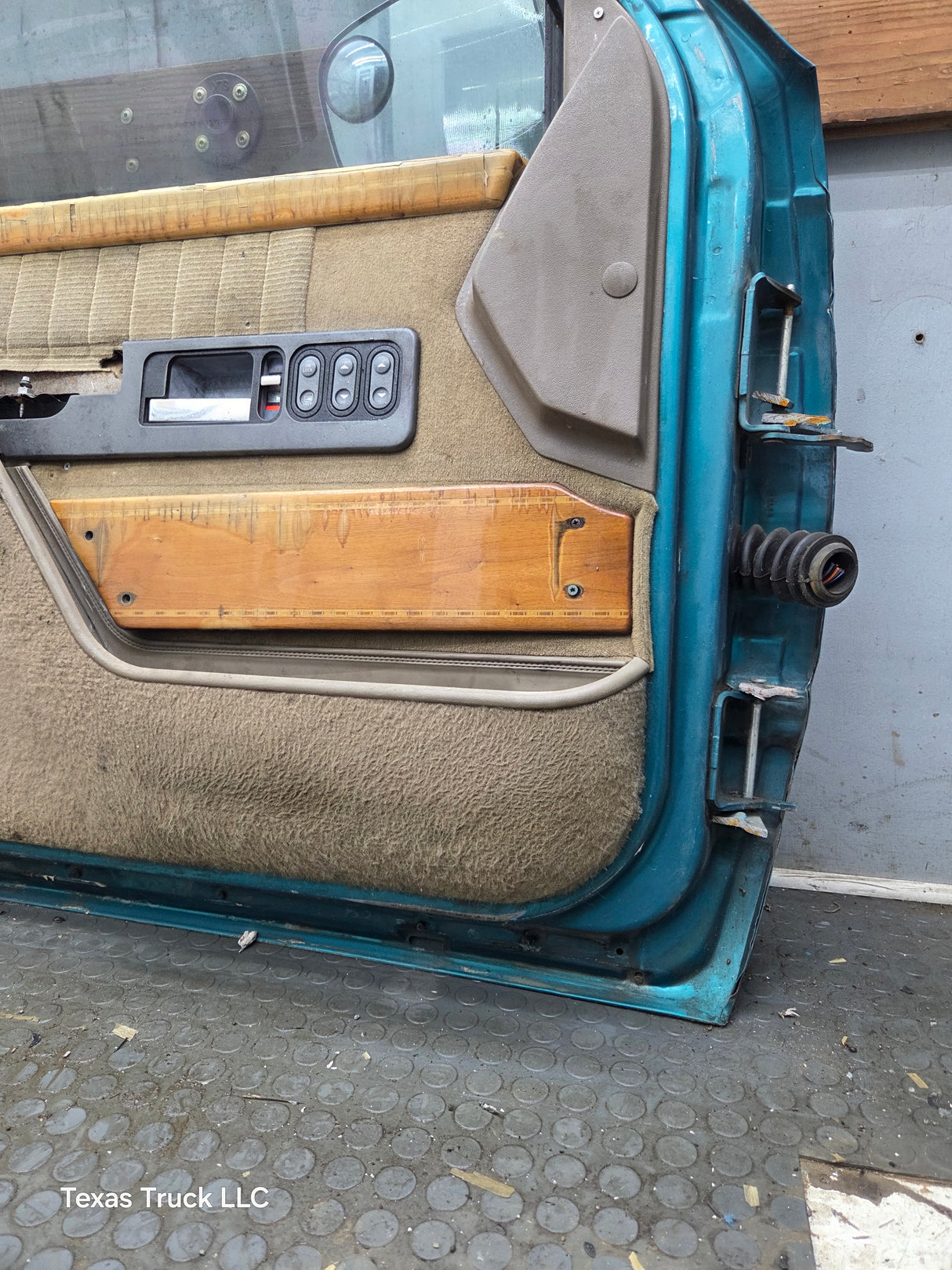 1988-2000 Chevrolet Silverado Suburban GMC Sierra LH Front Driver Side Door