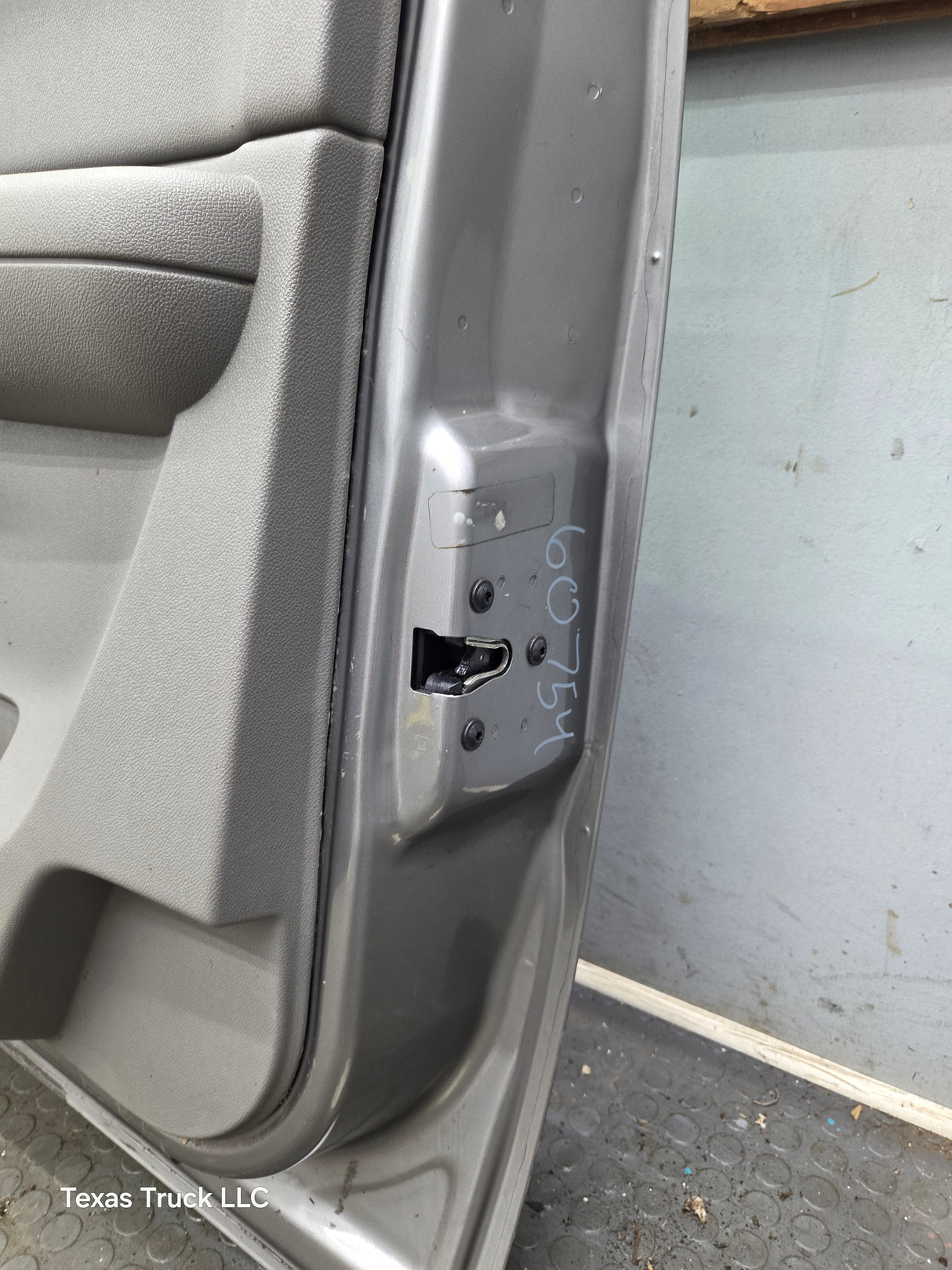 2007-2013 Chevrolet Silverado / GMC Sierra 1500 2500 3500 HD RH Front Passenger Side Door