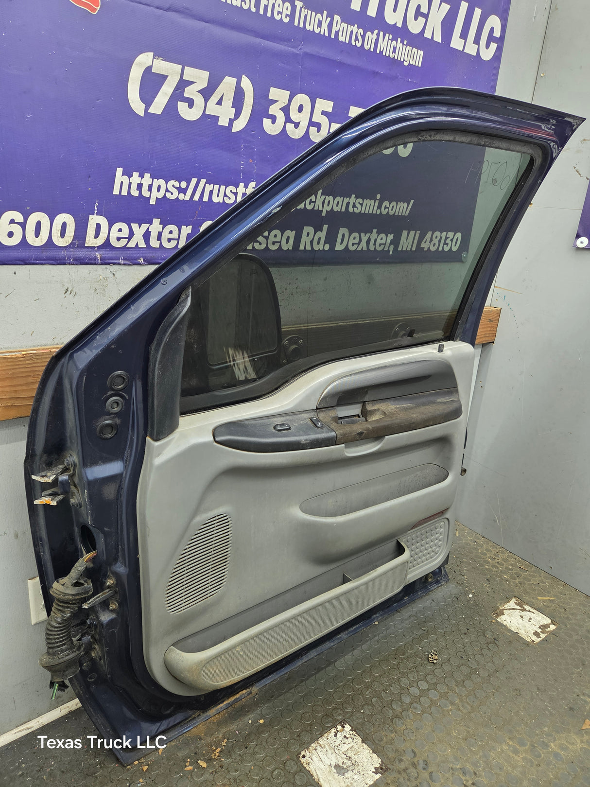 1999-2011 Ford Super Duty RH Passenger Side Front Door F250 F350 F450 F550