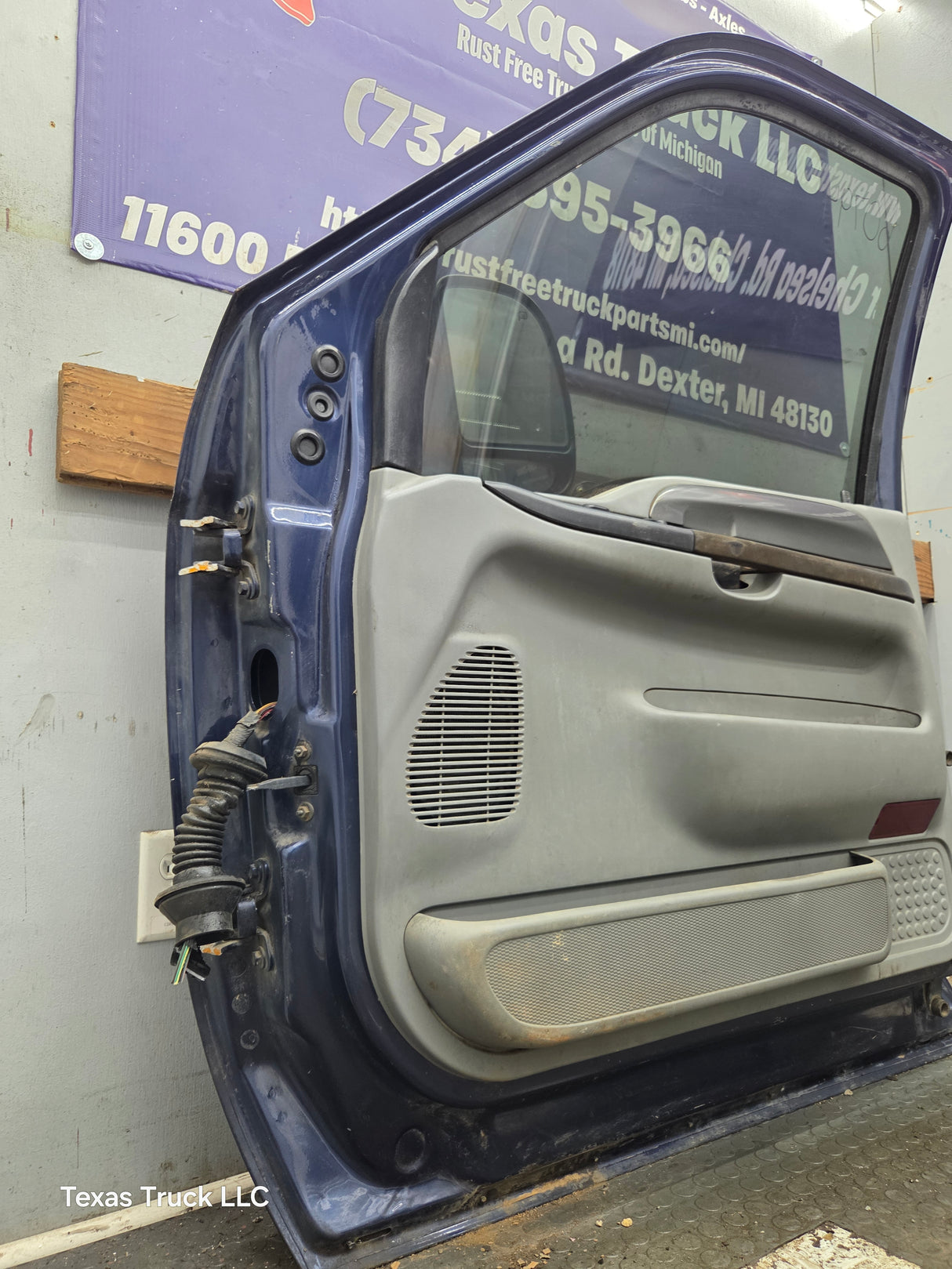 1999-2011 Ford Super Duty RH Passenger Side Front Door F250 F350 F450 F550