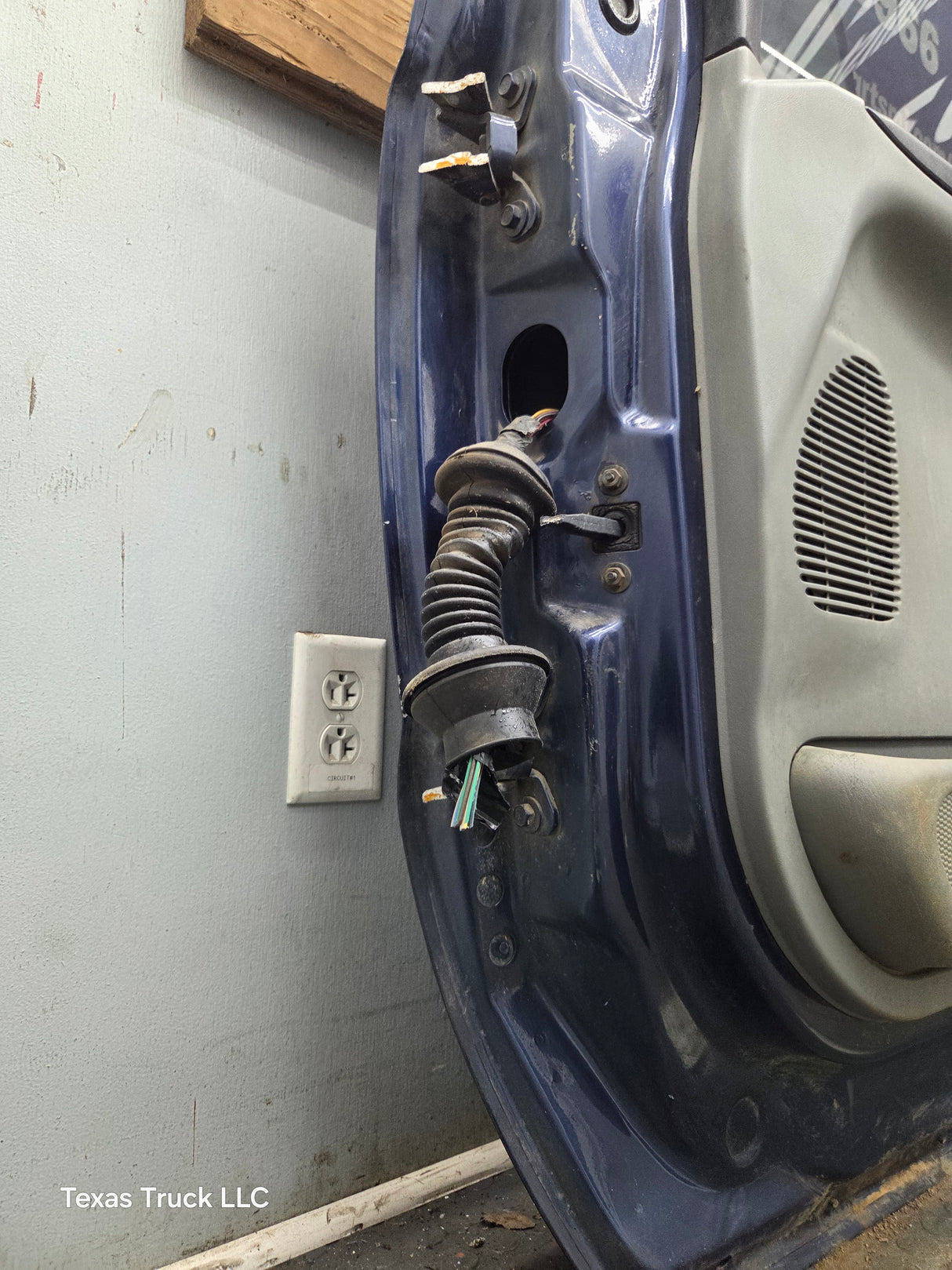 1999-2011 Ford Super Duty RH Passenger Side Front Door F250 F350 F450 F550