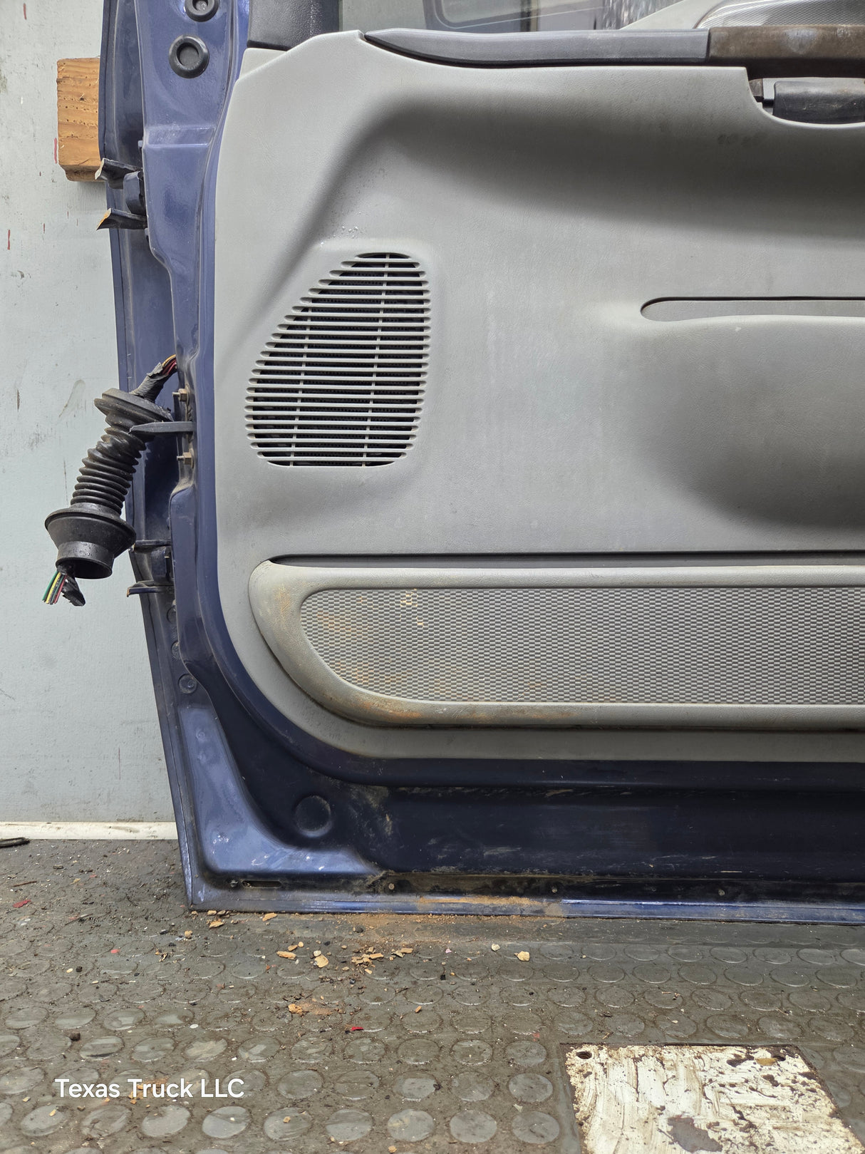 1999-2011 Ford Super Duty RH Passenger Side Front Door F250 F350 F450 F550