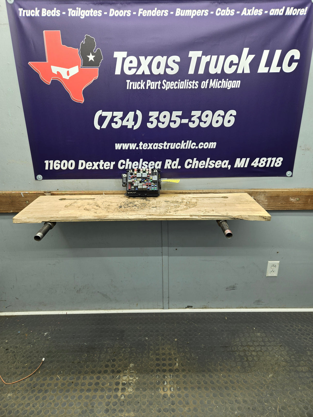 2003-2005 Chevrolet Silverado / GMC Sierra 1500 250 3500 Engine Bay Fuse Box