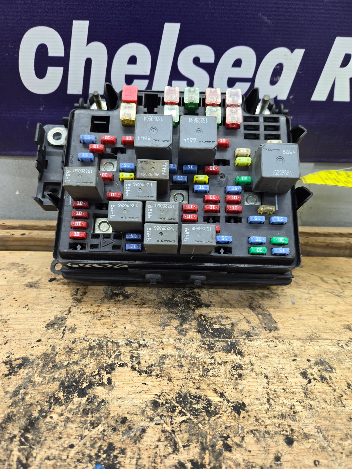 2003-2005 Chevrolet Silverado / GMC Sierra 1500 250 3500 Engine Bay Fuse Box