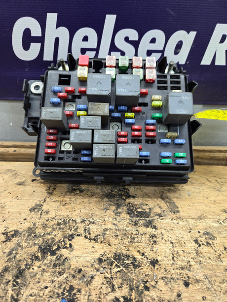 2003-2005 Chevrolet Silverado / GMC Sierra 1500 250 3500 Engine Bay Fuse Box