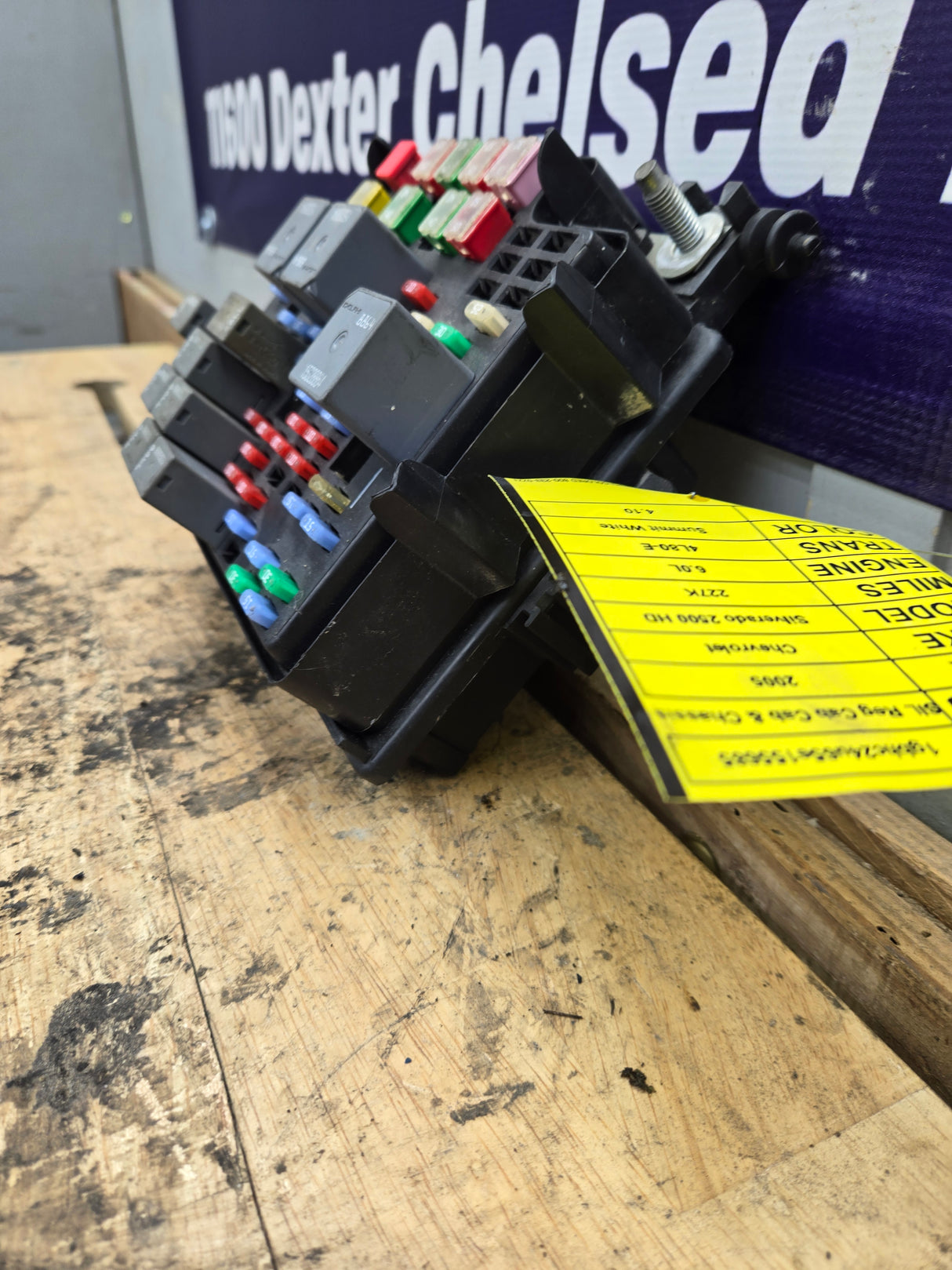 2003-2005 Chevrolet Silverado / GMC Sierra 1500 250 3500 Engine Bay Fuse Box