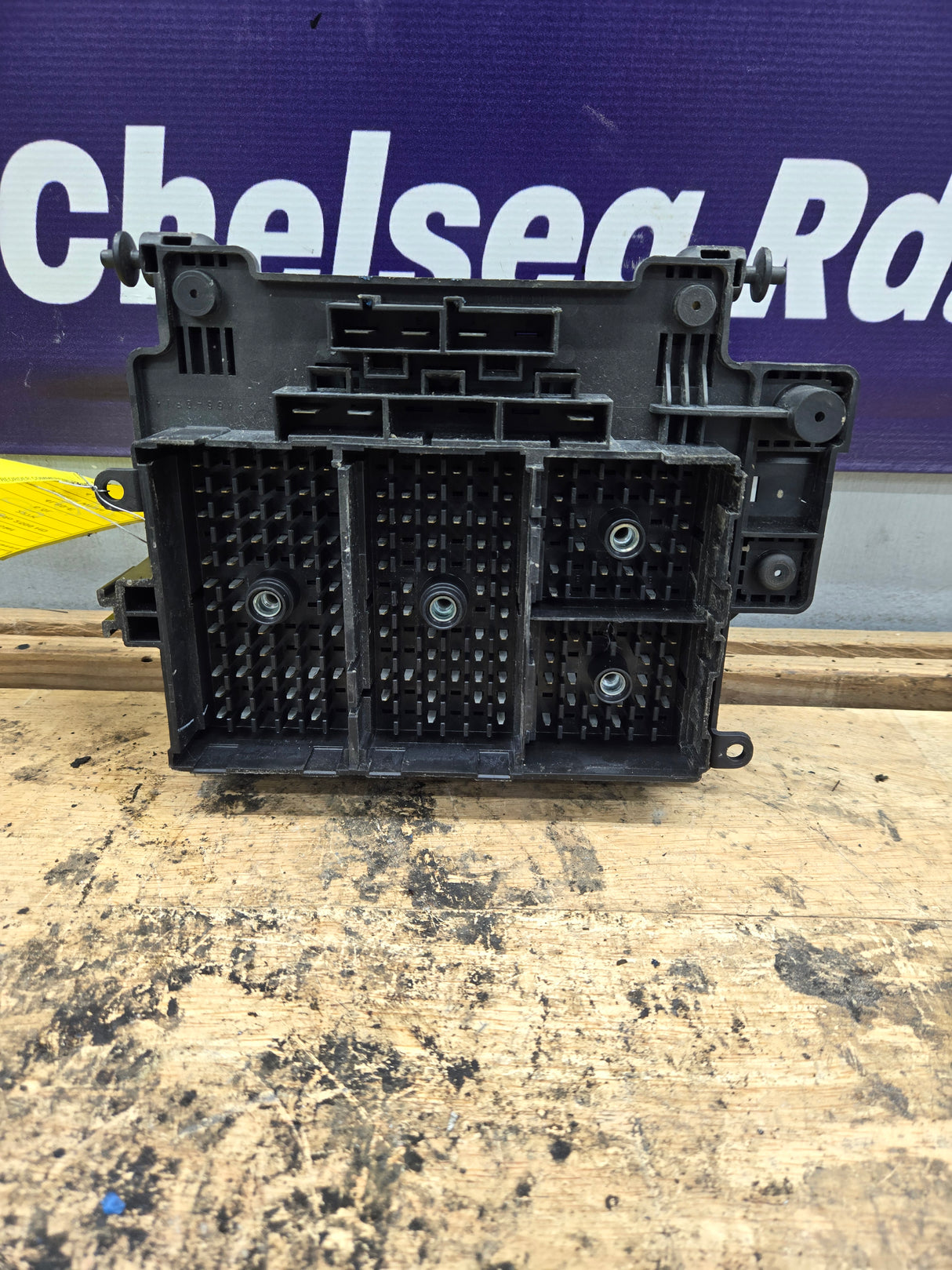 2003-2005 Chevrolet Silverado / GMC Sierra 1500 250 3500 Engine Bay Fuse Box