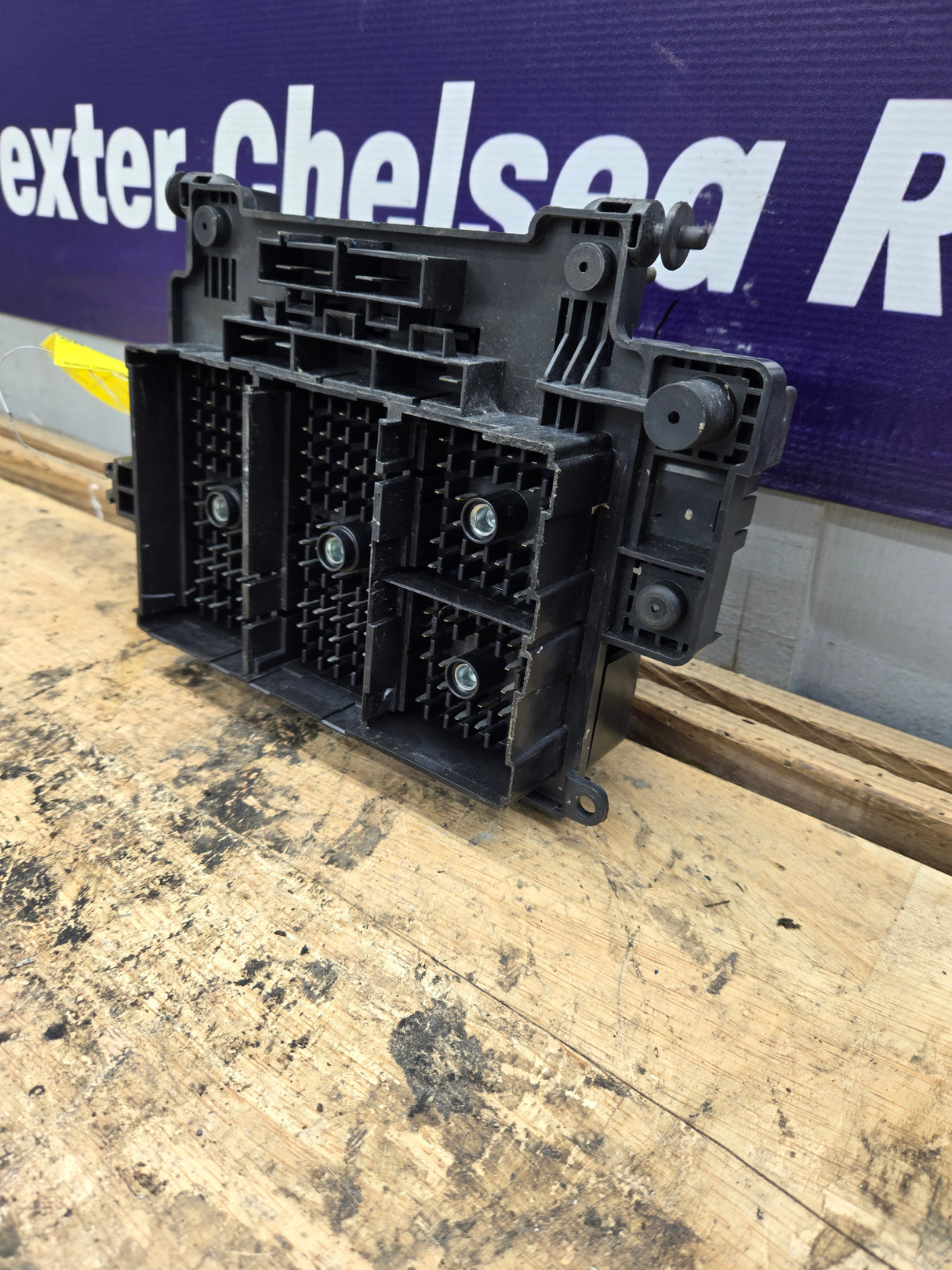 2003-2005 Chevrolet Silverado / GMC Sierra 1500 250 3500 Engine Bay Fuse Box