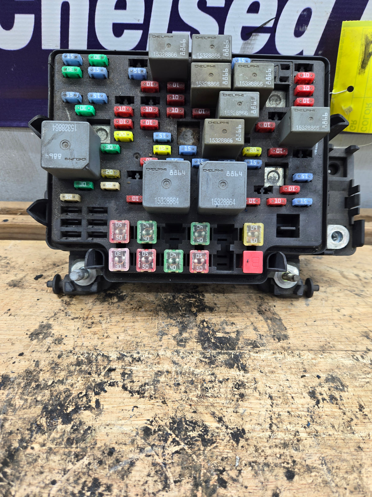 2003-2005 Chevrolet Silverado / GMC Sierra 1500 250 3500 Engine Bay Fuse Box