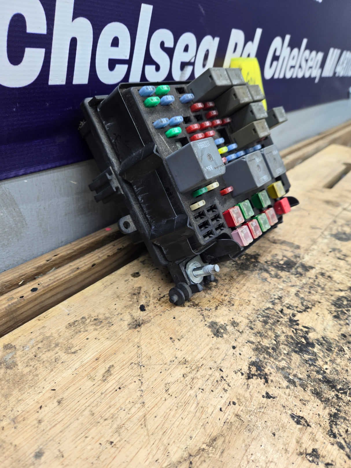 2003-2005 Chevrolet Silverado / GMC Sierra 1500 250 3500 Engine Bay Fuse Box