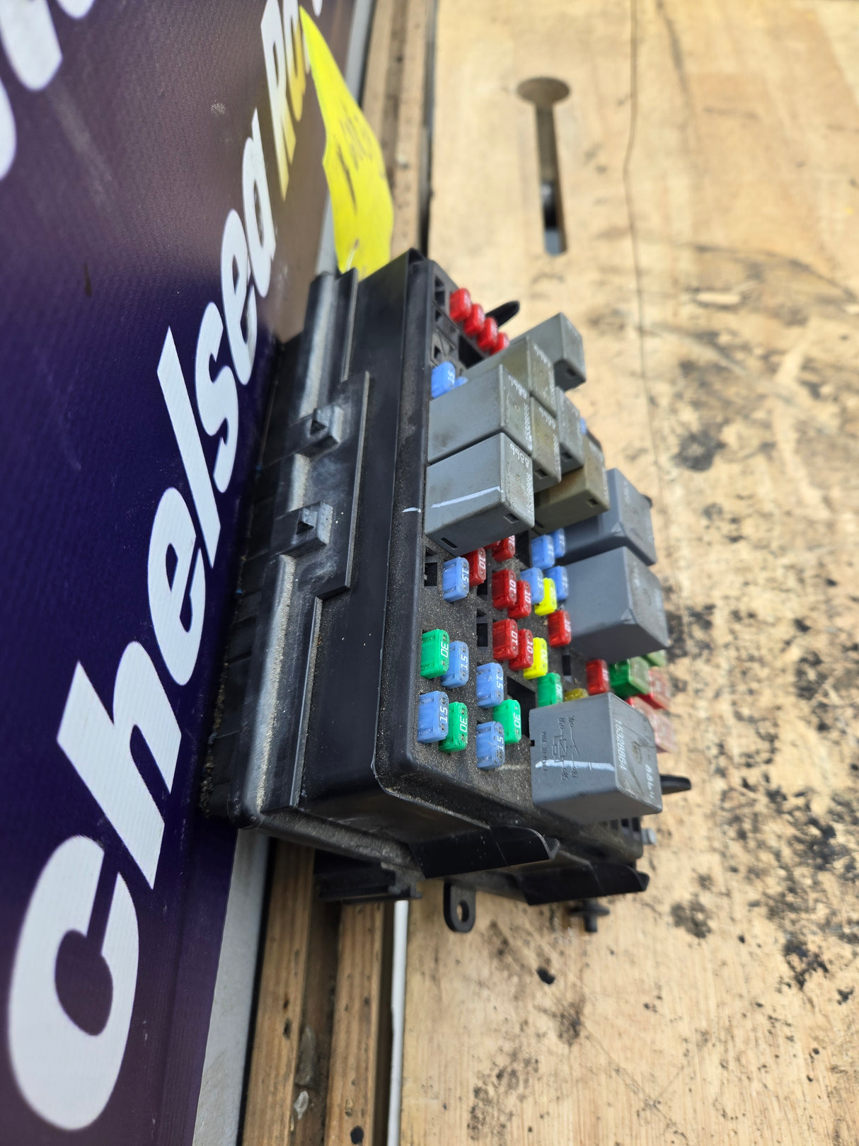 2003-2005 Chevrolet Silverado / GMC Sierra 1500 250 3500 Engine Bay Fuse Box