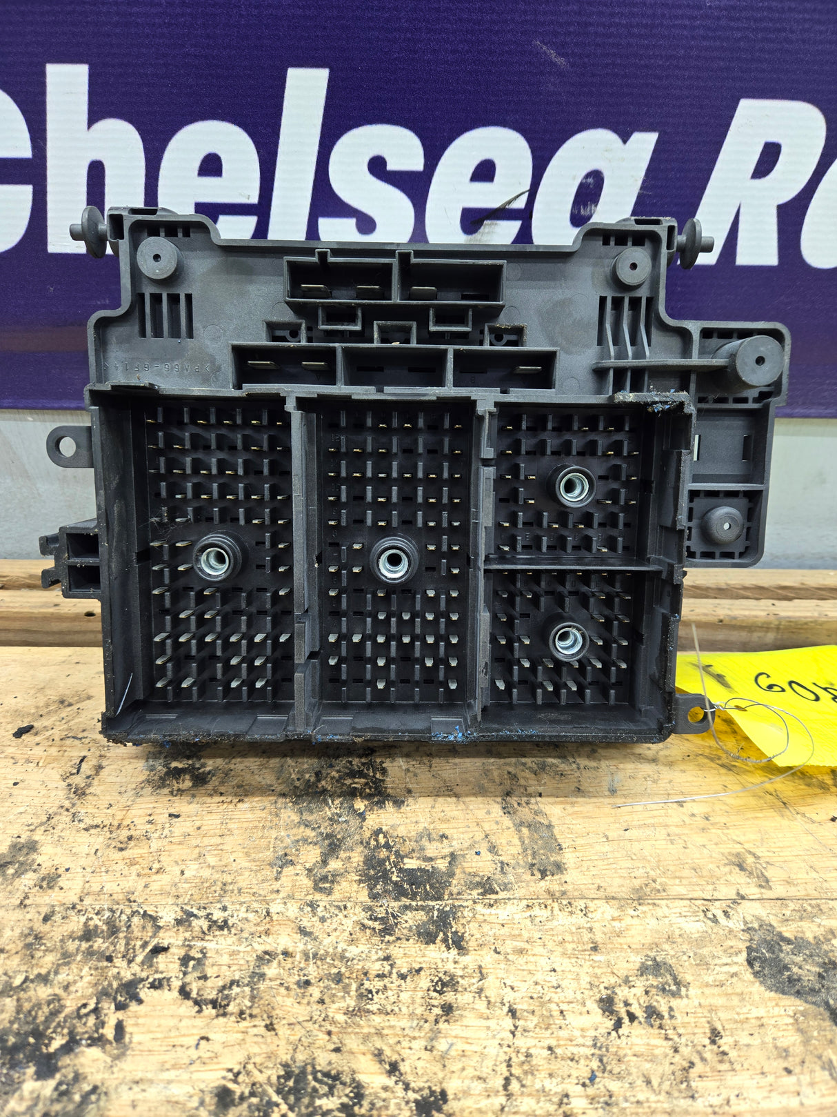 2003-2005 Chevrolet Silverado / GMC Sierra 1500 250 3500 Engine Bay Fuse Box