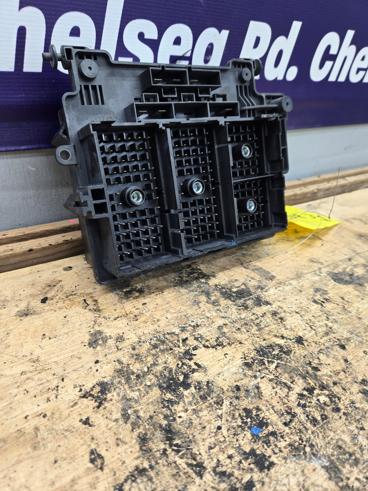 2003-2005 Chevrolet Silverado / GMC Sierra 1500 250 3500 Engine Bay Fuse Box