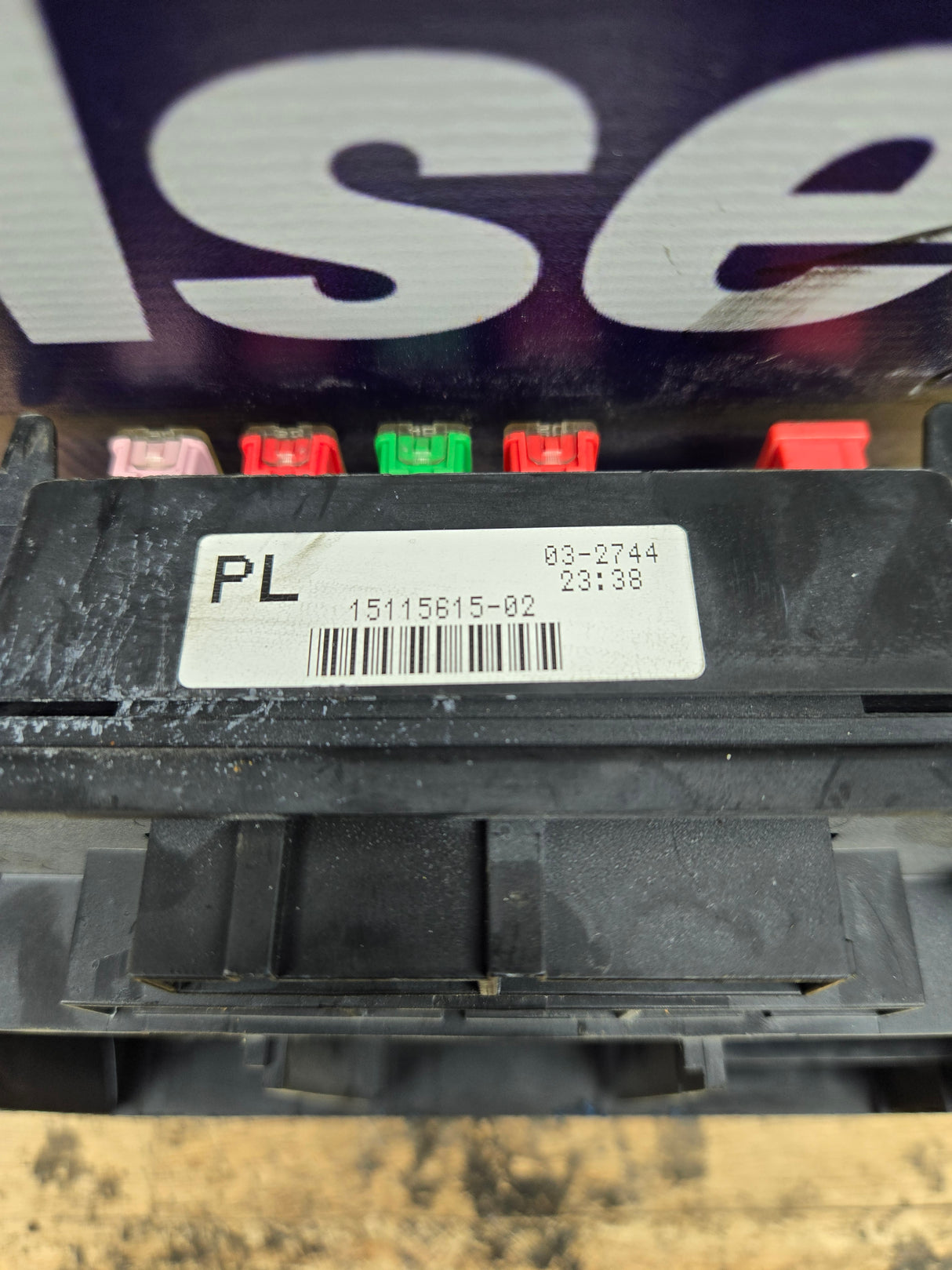 2003-2005 Chevrolet Silverado / GMC Sierra 1500 250 3500 Engine Bay Fuse Box