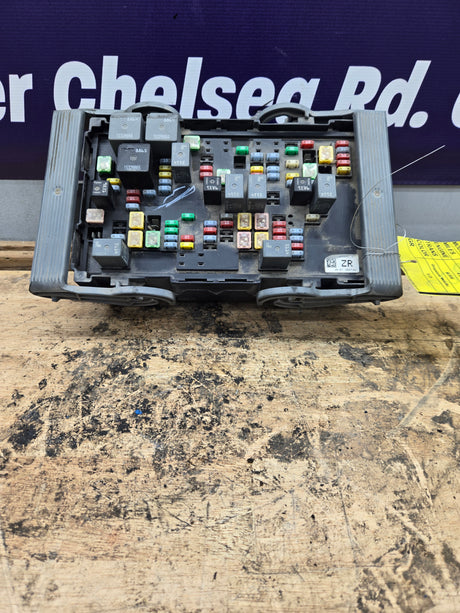 2007-2009 Chevrolet Silverado / GMC Sierra 1500 2500 3500 Engine Bay Fuse Box