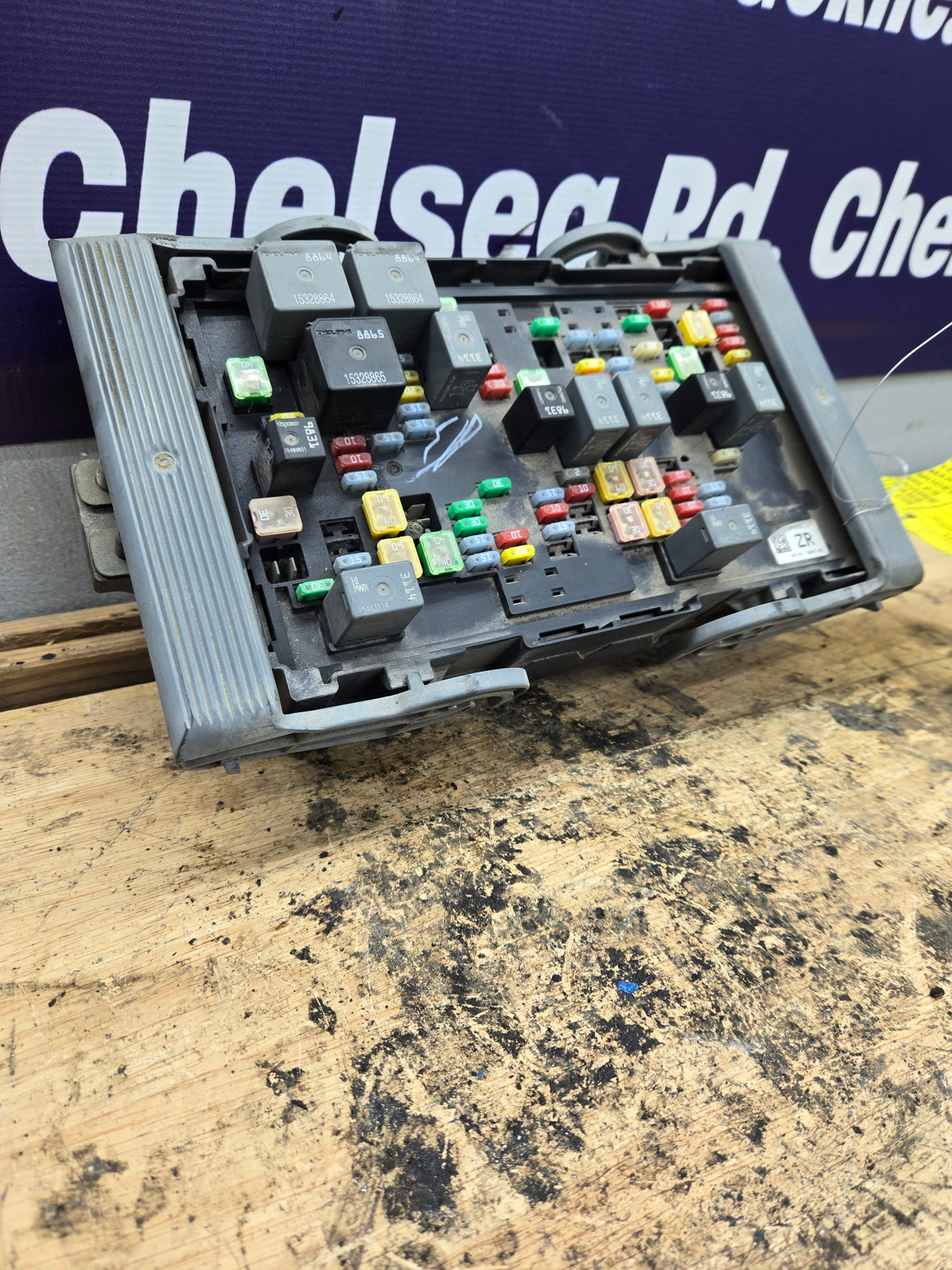2007-2009 Chevrolet Silverado / GMC Sierra 1500 2500 3500 Engine Bay Fuse Box