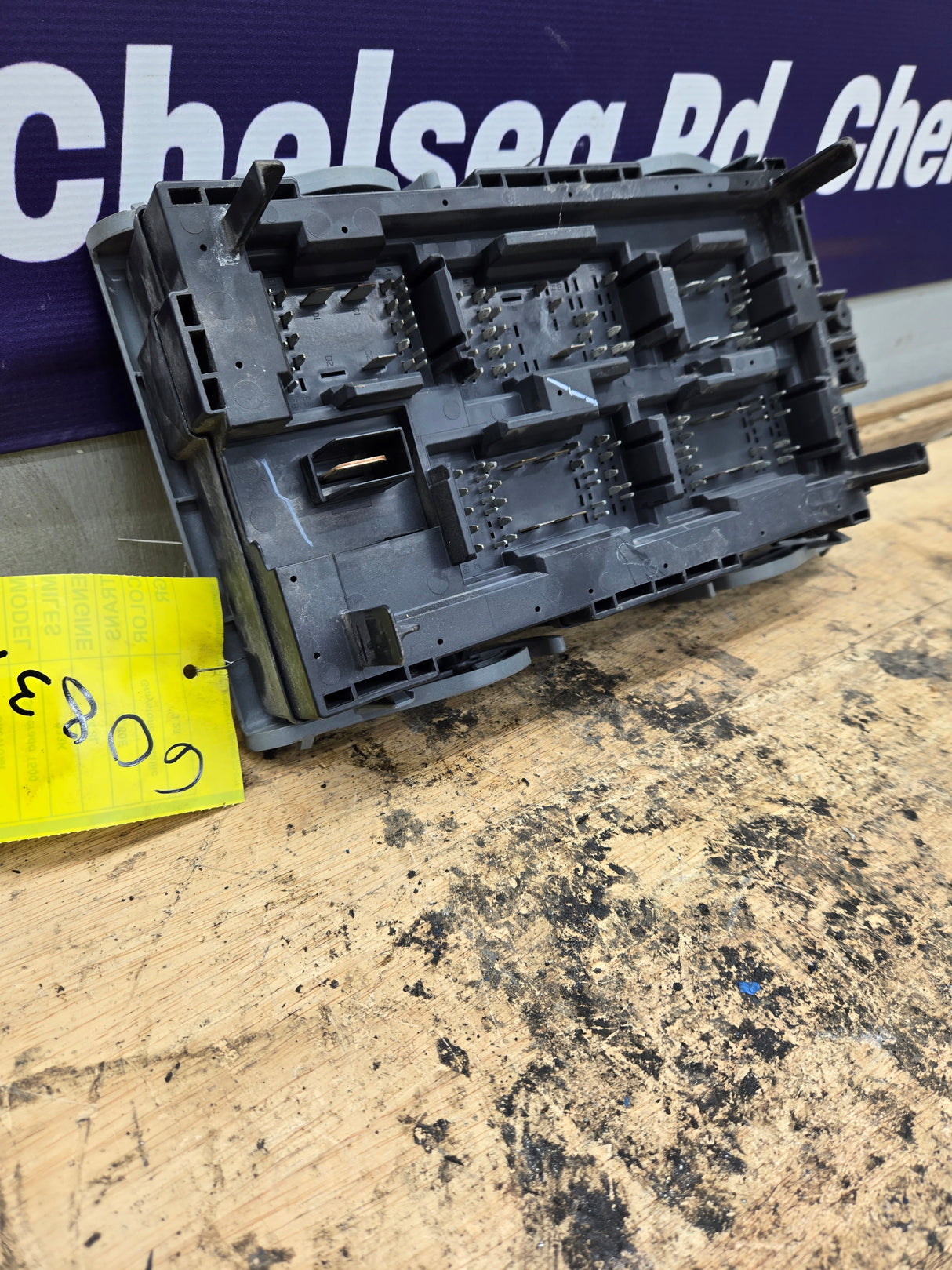 2007-2009 Chevrolet Silverado / GMC Sierra 1500 2500 3500 Engine Bay Fuse Box