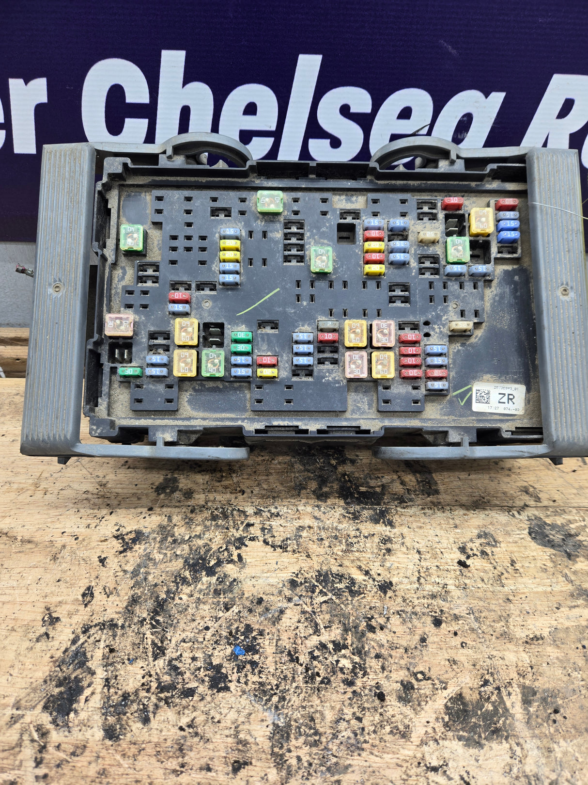 2007-2009 Chevrolet Silverado / GMC Sierra 1500 2500 3500 Engine Bay Fuse Box