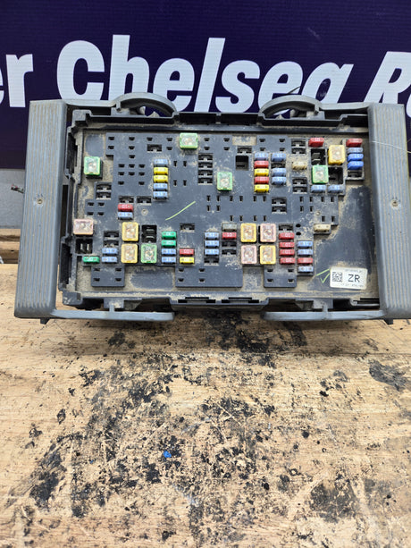 2007-2009 Chevrolet Silverado / GMC Sierra 1500 2500 3500 Engine Bay Fuse Box