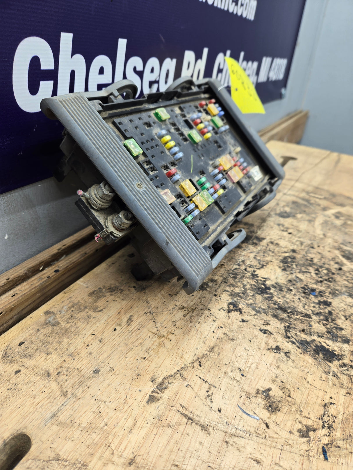 2007-2009 Chevrolet Silverado / GMC Sierra 1500 2500 3500 Engine Bay Fuse Box