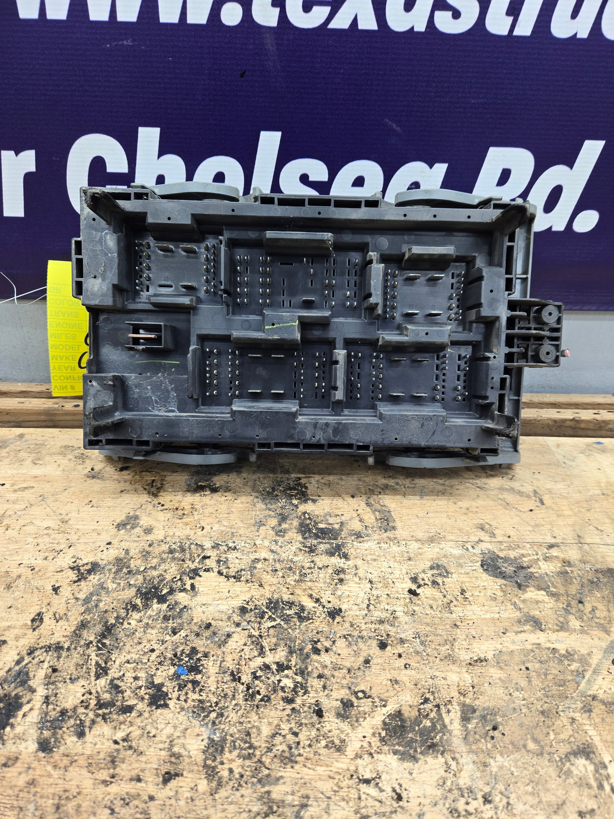 2007-2009 Chevrolet Silverado / GMC Sierra 1500 2500 3500 Engine Bay Fuse Box