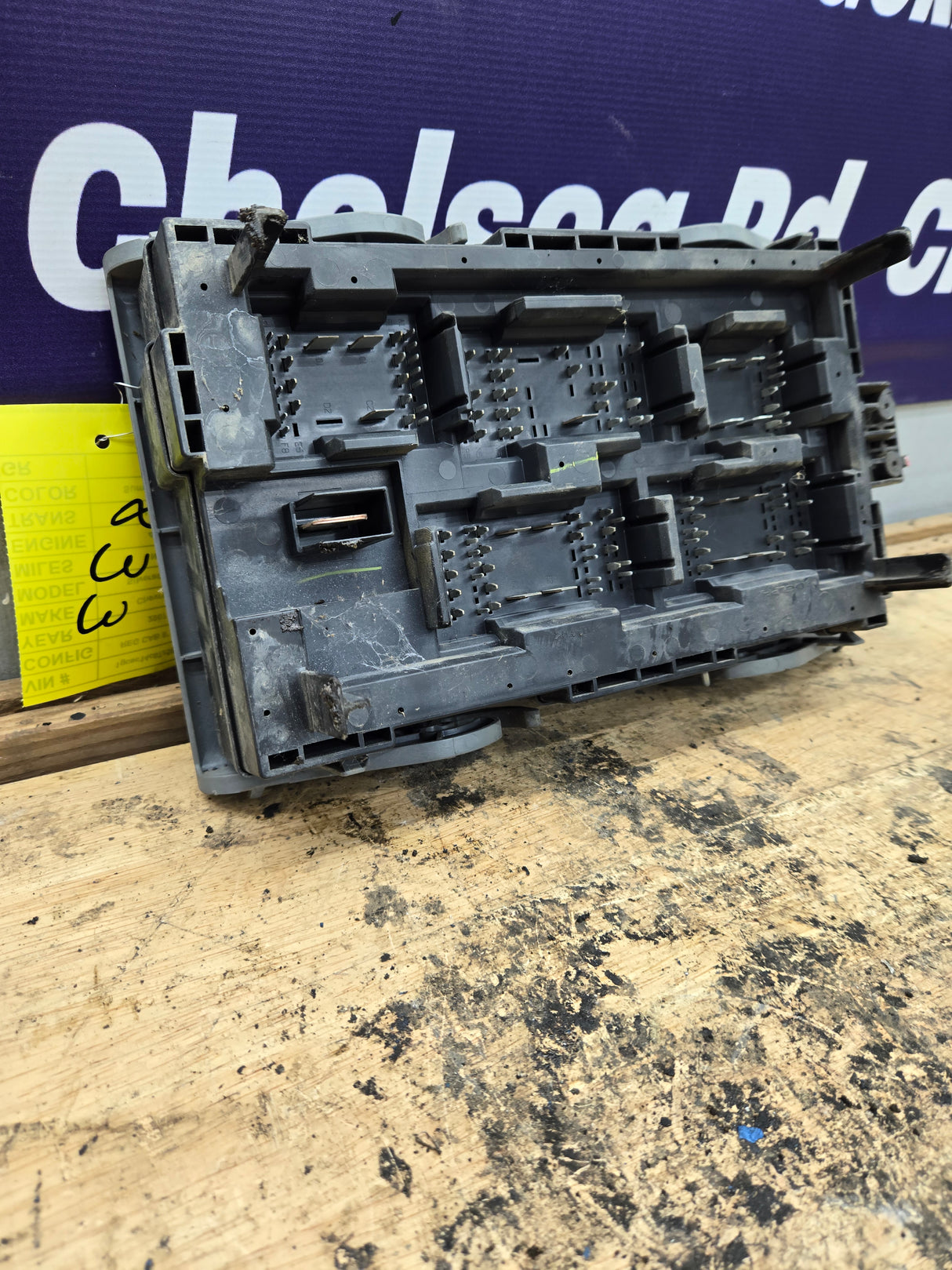 2007-2009 Chevrolet Silverado / GMC Sierra 1500 2500 3500 Engine Bay Fuse Box