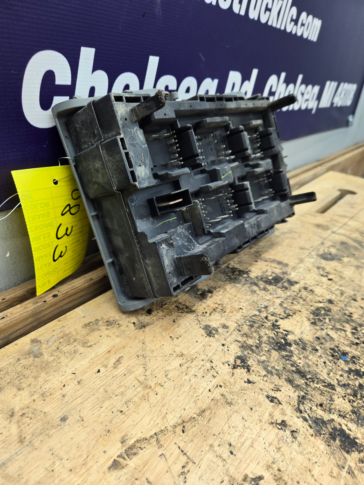 2007-2009 Chevrolet Silverado / GMC Sierra 1500 2500 3500 Engine Bay Fuse Box