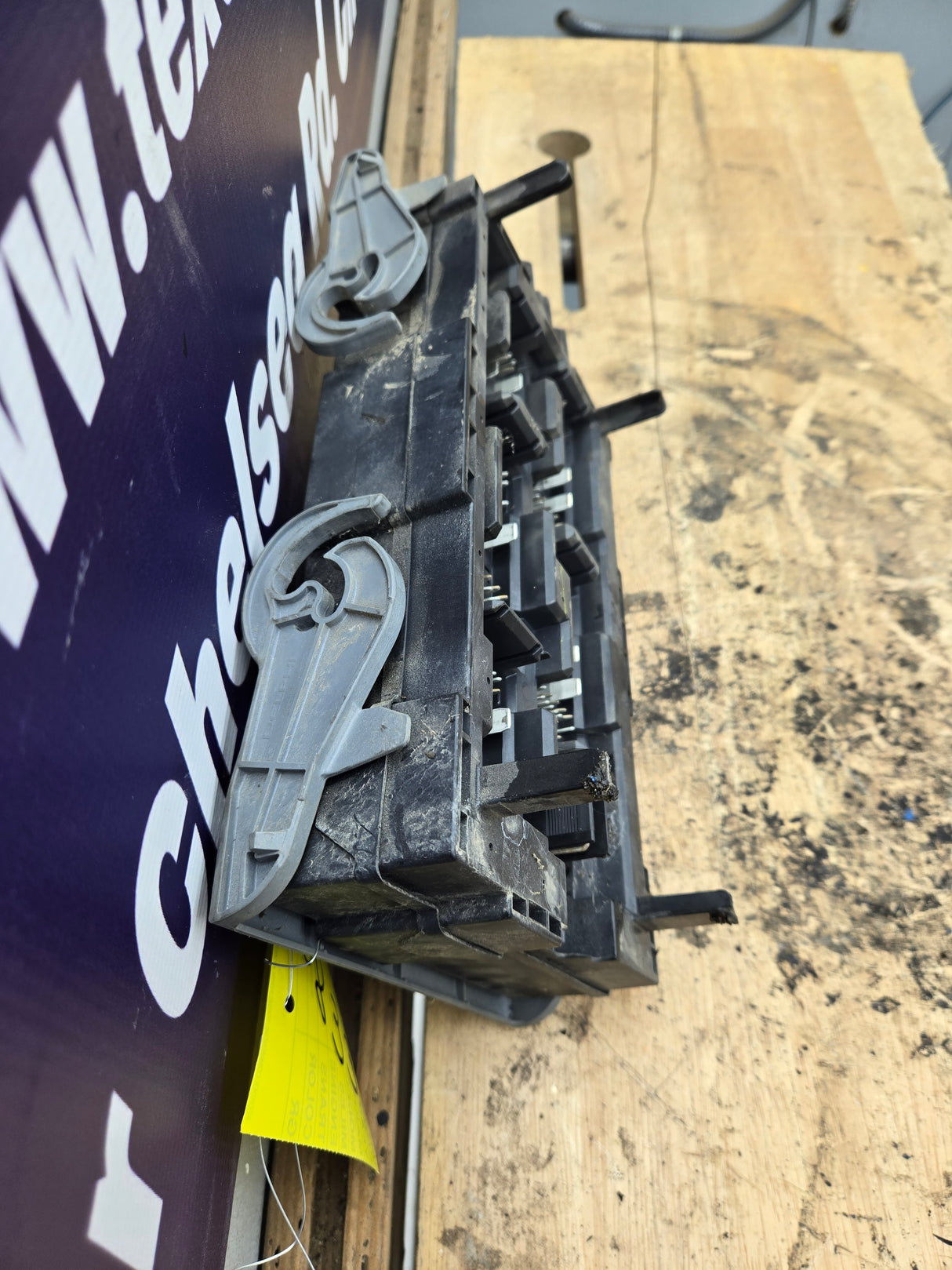 2007-2009 Chevrolet Silverado / GMC Sierra 1500 2500 3500 Engine Bay Fuse Box
