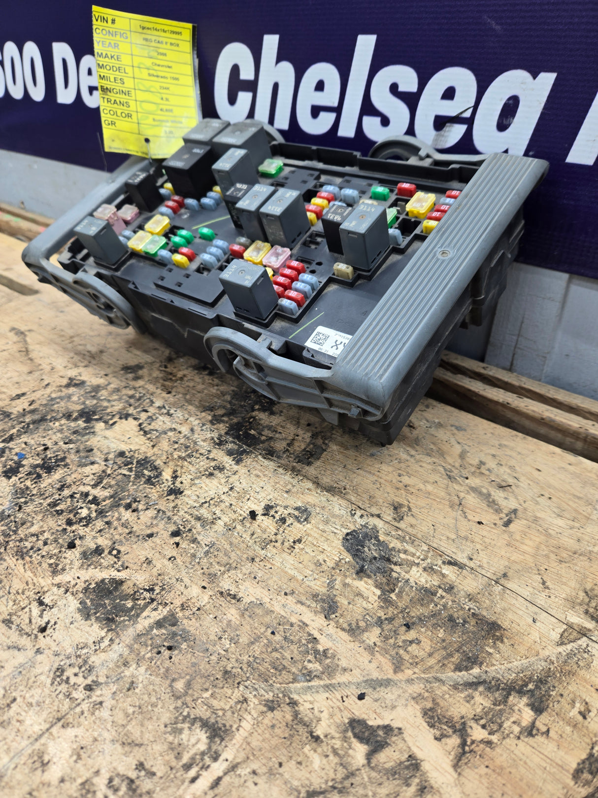 2007-2009 Chevrolet Silverado / GMC Sierra 1500 2500 3500 Engine Bay Fuse Box