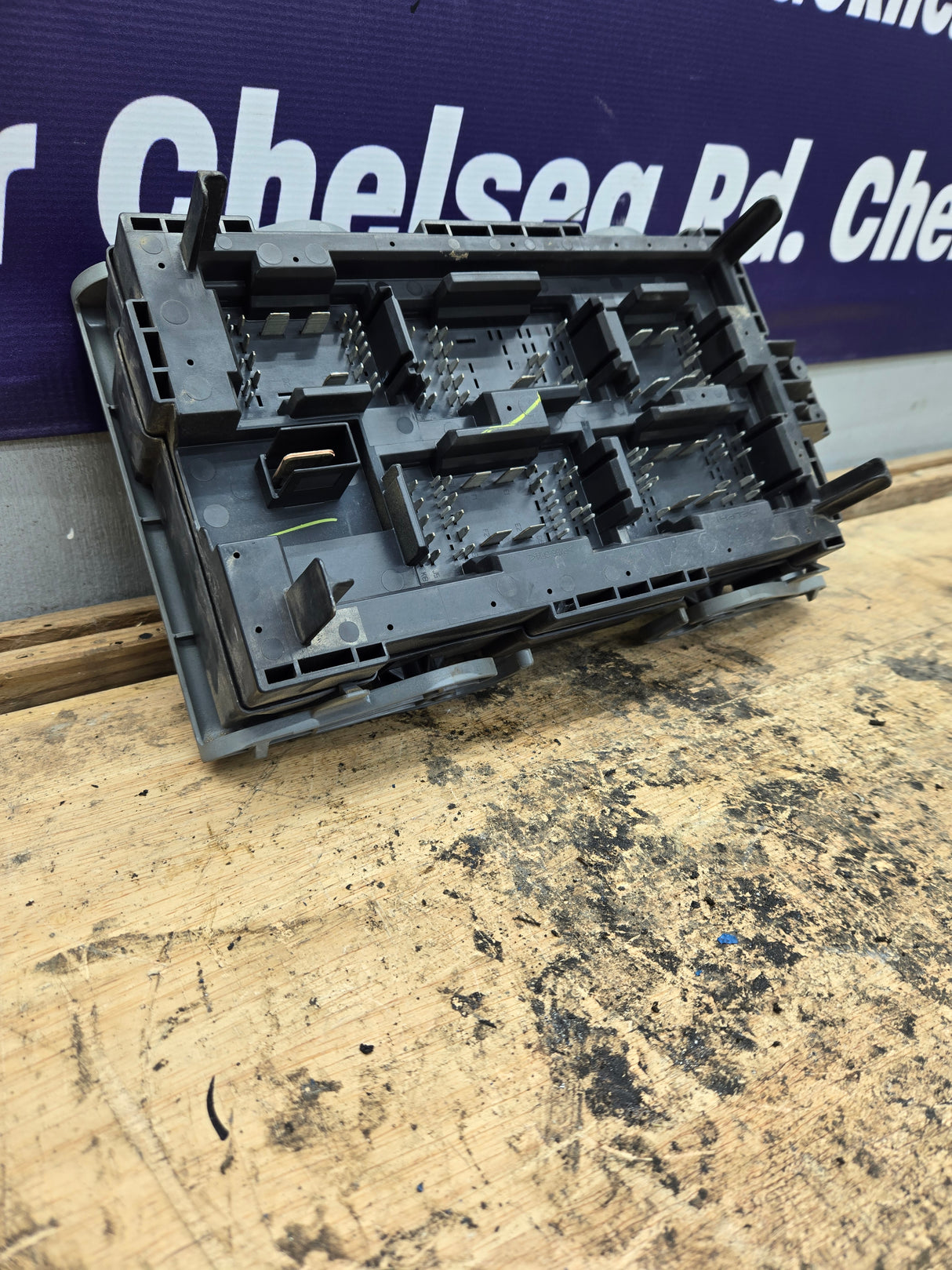 2007-2009 Chevrolet Silverado / GMC Sierra 1500 2500 3500 Engine Bay Fuse Box