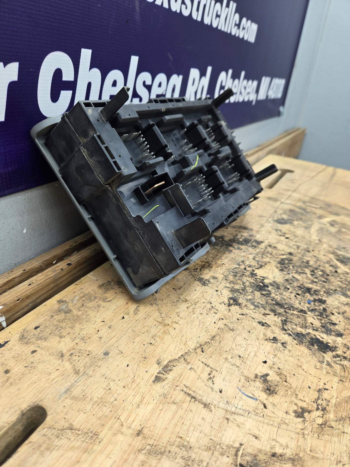 2007-2009 Chevrolet Silverado / GMC Sierra 1500 2500 3500 Engine Bay Fuse Box
