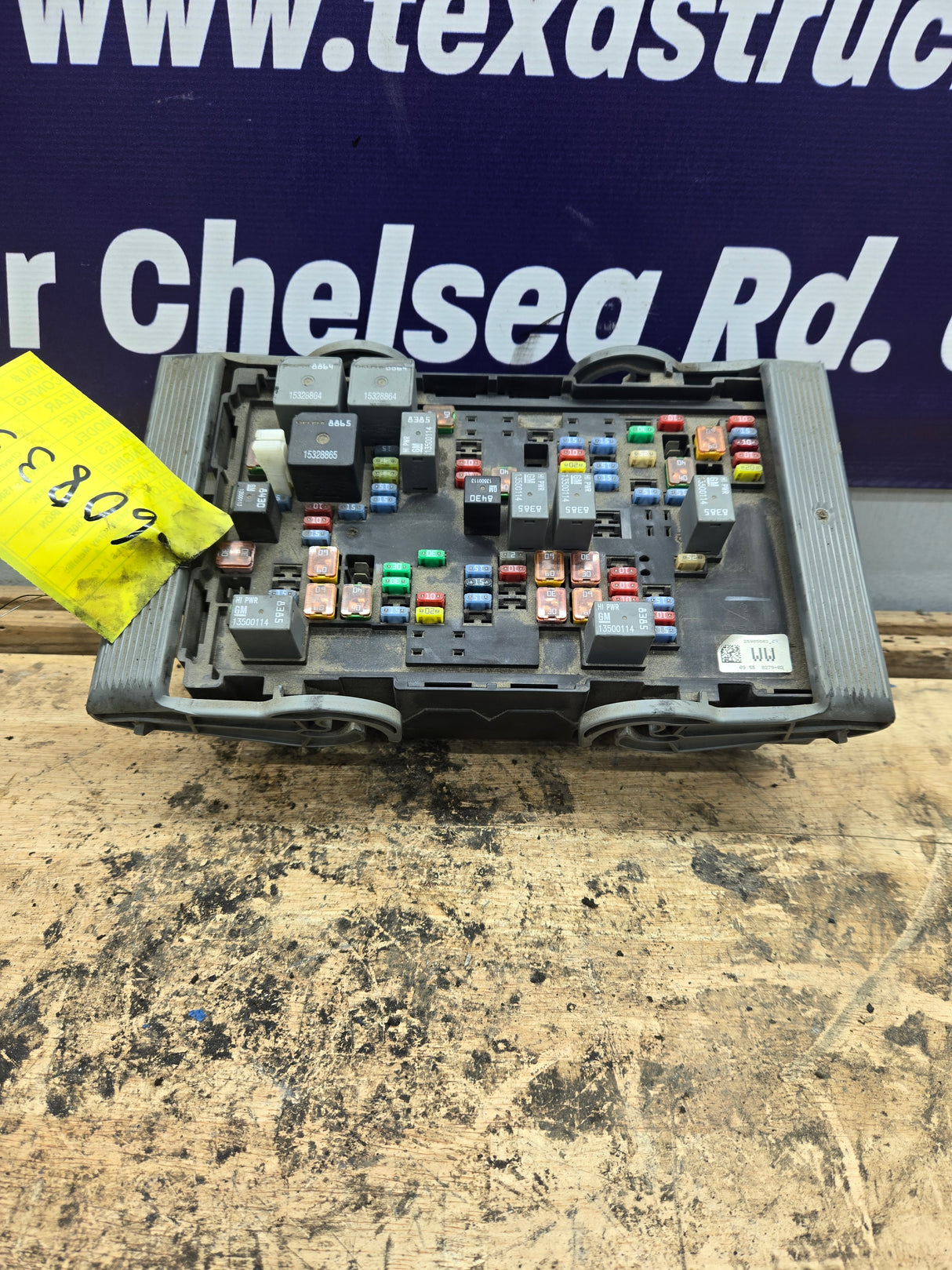 2007-2009 Chevrolet Silverado / GMC Sierra 1500 2500 3500 Engine Bay Fuse Box